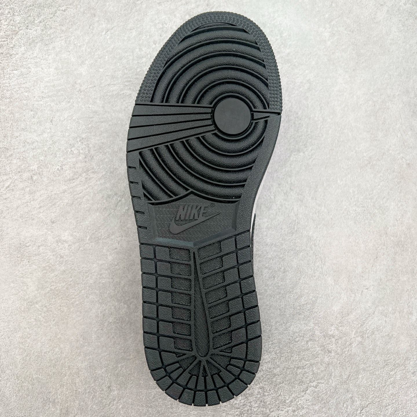 图片[9]-＃福利特价 Air Jordan AJ1 Low 低帮系列 百分百全新货品 零氧化发霉 给足利润空间操作 超乎所想的高性价比 原装楦头纸板开发 完美鞋型 超高清洁度 鞋型不臃肿别扭 原厂内置全掌气垫 A模大底 鞋舌AJ原厂专用牛津布 AJ专用反口珍珠布 原厂无杂质高弹内里海棉 特殊封边弹力鞋带 原鞋开模 拒绝公底 购置公司同步原材料 都有细节原汁原味 忠于原版 尺码：36 36.5 37.5 38 38.5 39 40 40.5 41 42 42.5 43 44 44.5 45 46-选品中心