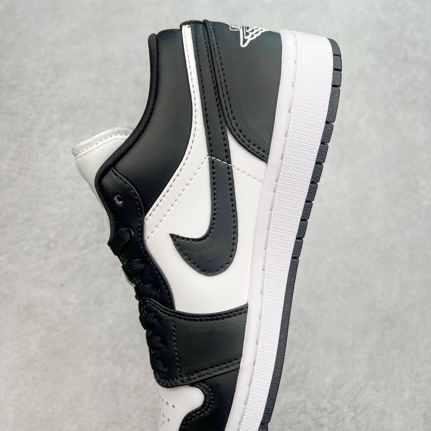 图片[7]-＃福利特价 Air Jordan AJ1 Low 低帮系列 百分百全新货品 零氧化发霉 给足利润空间操作 超乎所想的高性价比 原装楦头纸板开发 完美鞋型 超高清洁度 鞋型不臃肿别扭 原厂内置全掌气垫 A模大底 鞋舌AJ原厂专用牛津布 AJ专用反口珍珠布 原厂无杂质高弹内里海棉 特殊封边弹力鞋带 原鞋开模 拒绝公底 购置公司同步原材料 都有细节原汁原味 忠于原版 尺码：36 36.5 37.5 38 38.5 39 40 40.5 41 42 42.5 43 44 44.5 45 46-选品中心