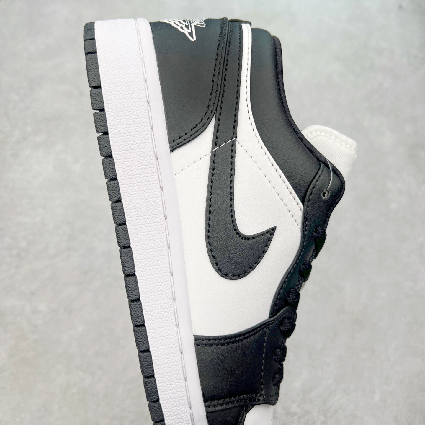 图片[6]-＃福利特价 Air Jordan AJ1 Low 低帮系列 百分百全新货品 零氧化发霉 给足利润空间操作 超乎所想的高性价比 原装楦头纸板开发 完美鞋型 超高清洁度 鞋型不臃肿别扭 原厂内置全掌气垫 A模大底 鞋舌AJ原厂专用牛津布 AJ专用反口珍珠布 原厂无杂质高弹内里海棉 特殊封边弹力鞋带 原鞋开模 拒绝公底 购置公司同步原材料 都有细节原汁原味 忠于原版 尺码：36 36.5 37.5 38 38.5 39 40 40.5 41 42 42.5 43 44 44.5 45 46-选品中心