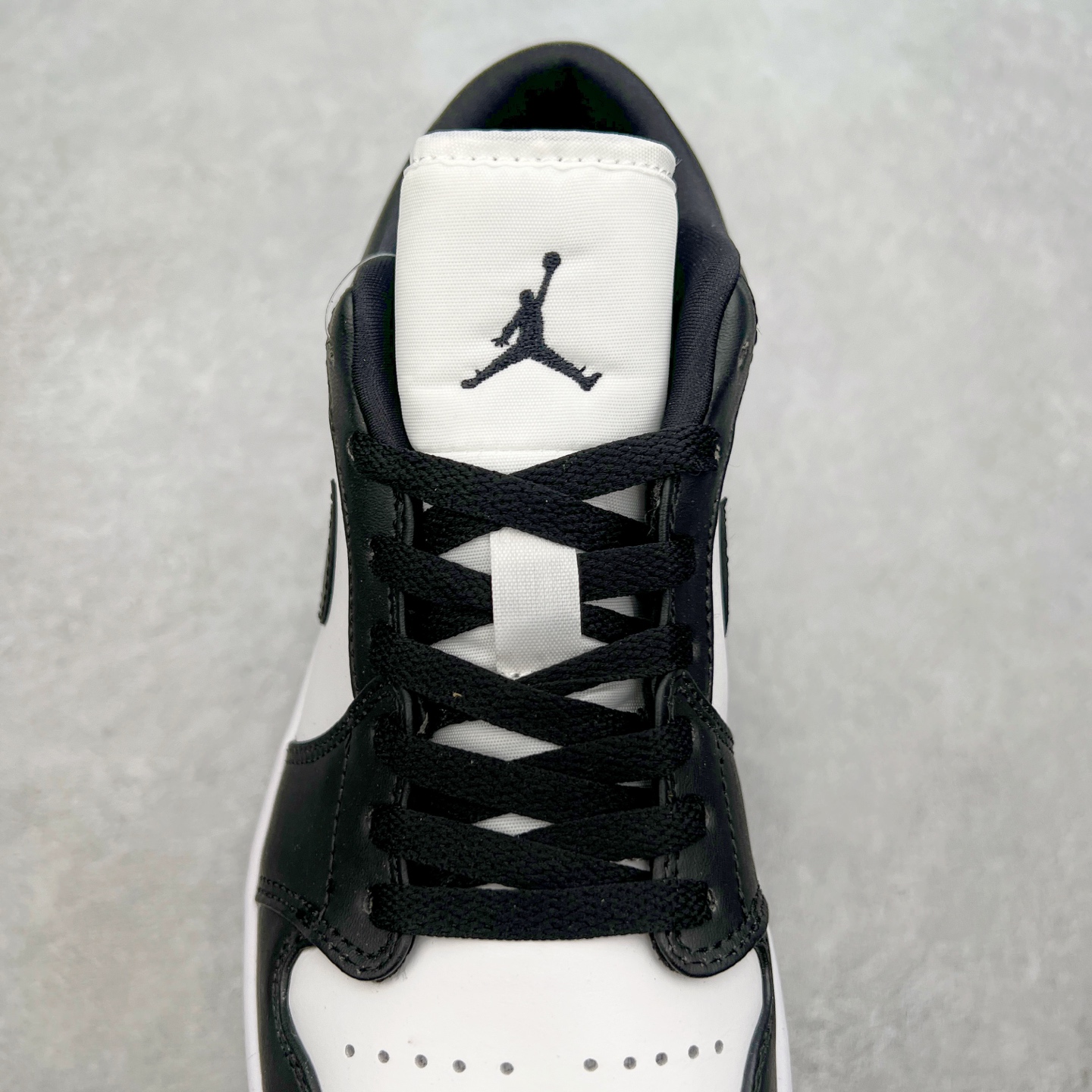 图片[5]-＃福利特价 Air Jordan AJ1 Low 低帮系列 百分百全新货品 零氧化发霉 给足利润空间操作 超乎所想的高性价比 原装楦头纸板开发 完美鞋型 超高清洁度 鞋型不臃肿别扭 原厂内置全掌气垫 A模大底 鞋舌AJ原厂专用牛津布 AJ专用反口珍珠布 原厂无杂质高弹内里海棉 特殊封边弹力鞋带 原鞋开模 拒绝公底 购置公司同步原材料 都有细节原汁原味 忠于原版 尺码：36 36.5 37.5 38 38.5 39 40 40.5 41 42 42.5 43 44 44.5 45 46-选品中心