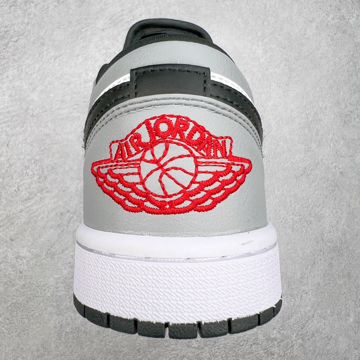 图片[8]-＃福利特价 Air Jordan AJ1 Low 低帮系列 百分百全新货品 零氧化发霉 给足利润空间操作 超乎所想的高性价比 原装楦头纸板开发 完美鞋型 超高清洁度 鞋型不臃肿别扭 原厂内置全掌气垫 A模大底 鞋舌AJ原厂专用牛津布 AJ专用反口珍珠布 原厂无杂质高弹内里海棉 特殊封边弹力鞋带 原鞋开模 拒绝公底 购置公司同步原材料 都有细节原汁原味 忠于原版 尺码：36 36.5 37.5 38 38.5 39 40 40.5 41 42 42.5 43 44 44.5 45 46-选品中心