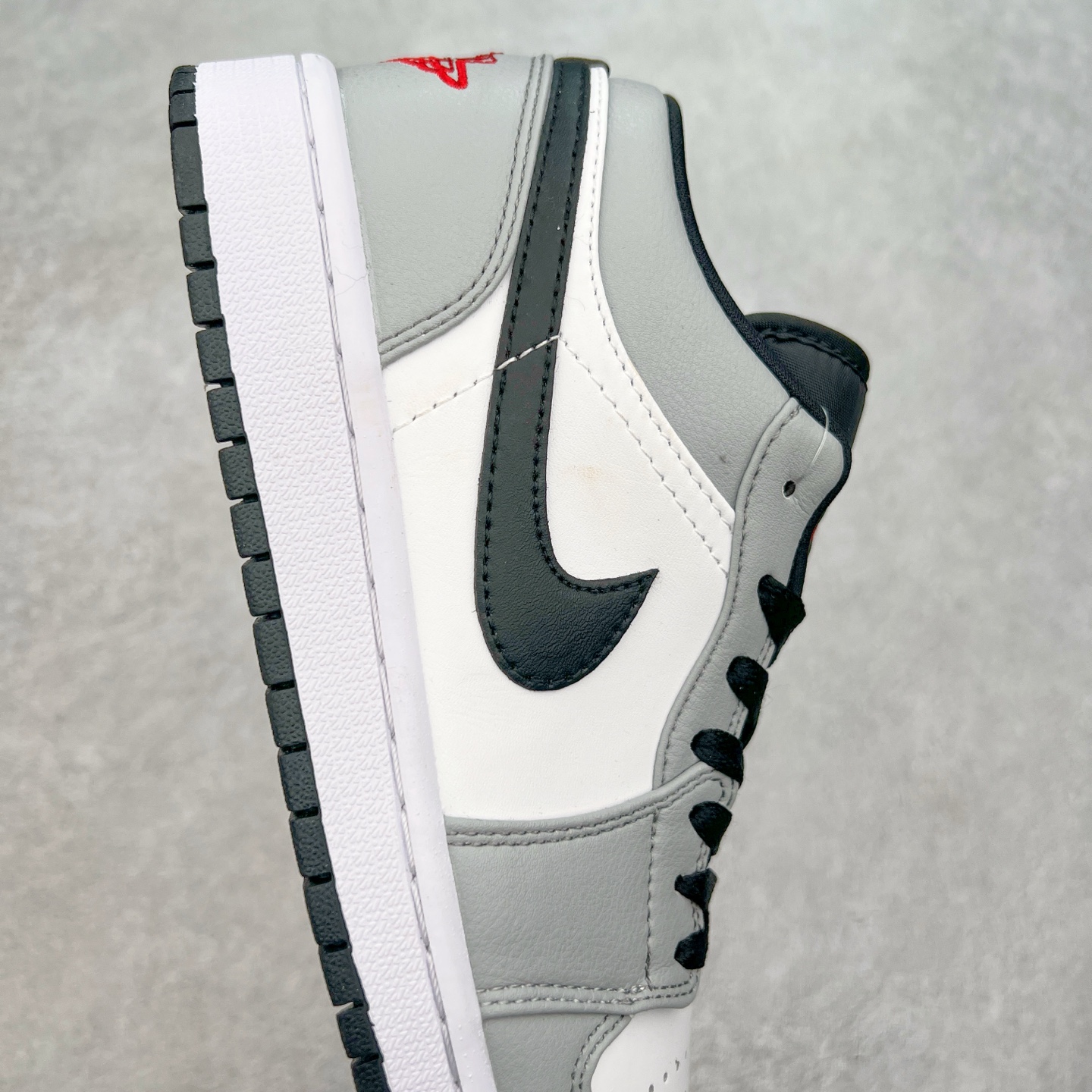 图片[6]-＃福利特价 Air Jordan AJ1 Low 低帮系列 百分百全新货品 零氧化发霉 给足利润空间操作 超乎所想的高性价比 原装楦头纸板开发 完美鞋型 超高清洁度 鞋型不臃肿别扭 原厂内置全掌气垫 A模大底 鞋舌AJ原厂专用牛津布 AJ专用反口珍珠布 原厂无杂质高弹内里海棉 特殊封边弹力鞋带 原鞋开模 拒绝公底 购置公司同步原材料 都有细节原汁原味 忠于原版 尺码：36 36.5 37.5 38 38.5 39 40 40.5 41 42 42.5 43 44 44.5 45 46-选品中心
