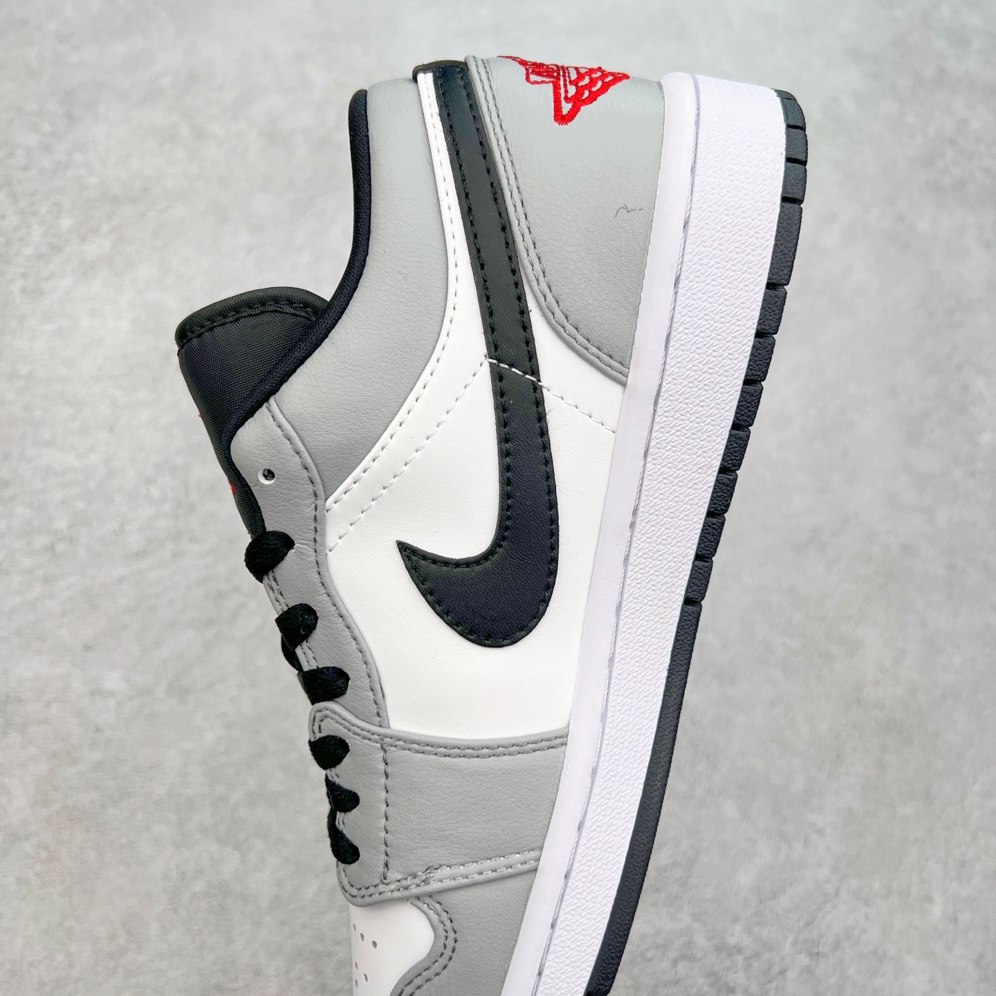 图片[7]-＃福利特价 Air Jordan AJ1 Low 低帮系列 百分百全新货品 零氧化发霉 给足利润空间操作 超乎所想的高性价比 原装楦头纸板开发 完美鞋型 超高清洁度 鞋型不臃肿别扭 原厂内置全掌气垫 A模大底 鞋舌AJ原厂专用牛津布 AJ专用反口珍珠布 原厂无杂质高弹内里海棉 特殊封边弹力鞋带 原鞋开模 拒绝公底 购置公司同步原材料 都有细节原汁原味 忠于原版 尺码：36 36.5 37.5 38 38.5 39 40 40.5 41 42 42.5 43 44 44.5 45 46-选品中心