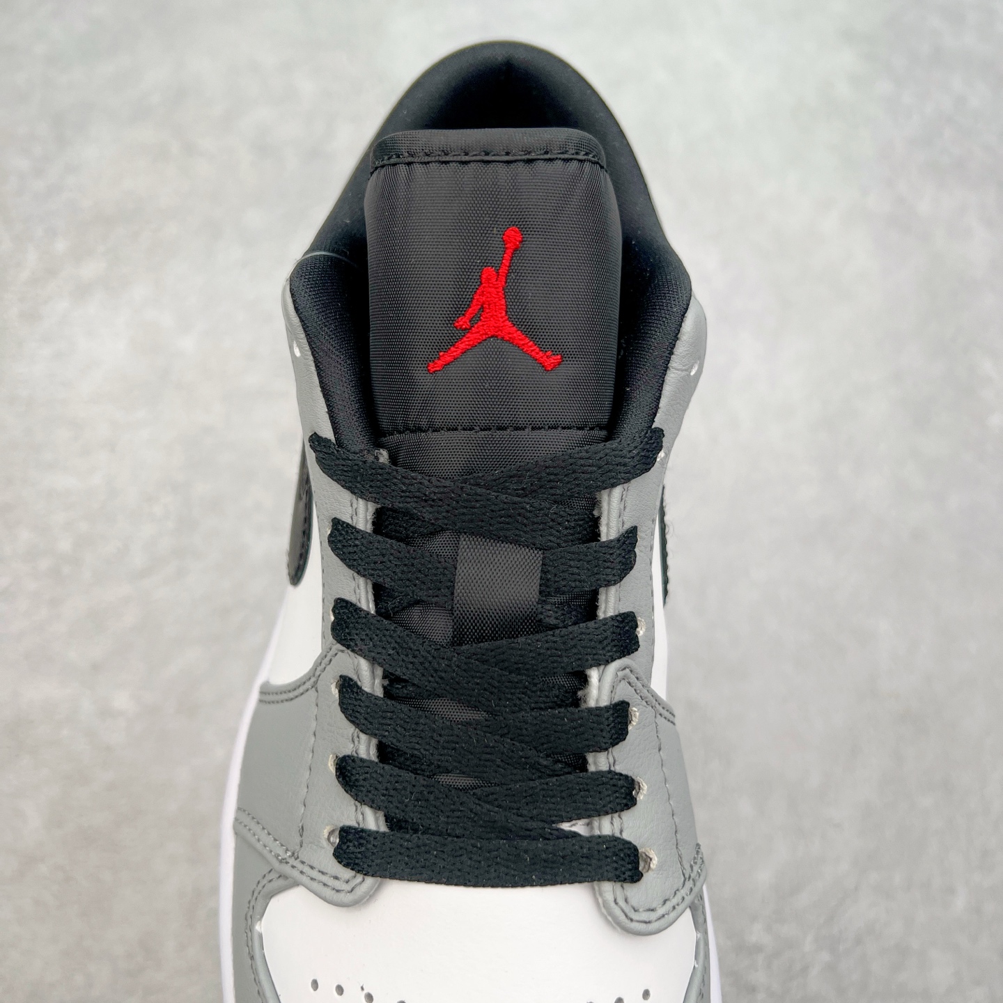 图片[5]-＃福利特价 Air Jordan AJ1 Low 低帮系列 百分百全新货品 零氧化发霉 给足利润空间操作 超乎所想的高性价比 原装楦头纸板开发 完美鞋型 超高清洁度 鞋型不臃肿别扭 原厂内置全掌气垫 A模大底 鞋舌AJ原厂专用牛津布 AJ专用反口珍珠布 原厂无杂质高弹内里海棉 特殊封边弹力鞋带 原鞋开模 拒绝公底 购置公司同步原材料 都有细节原汁原味 忠于原版 尺码：36 36.5 37.5 38 38.5 39 40 40.5 41 42 42.5 43 44 44.5 45 46-选品中心