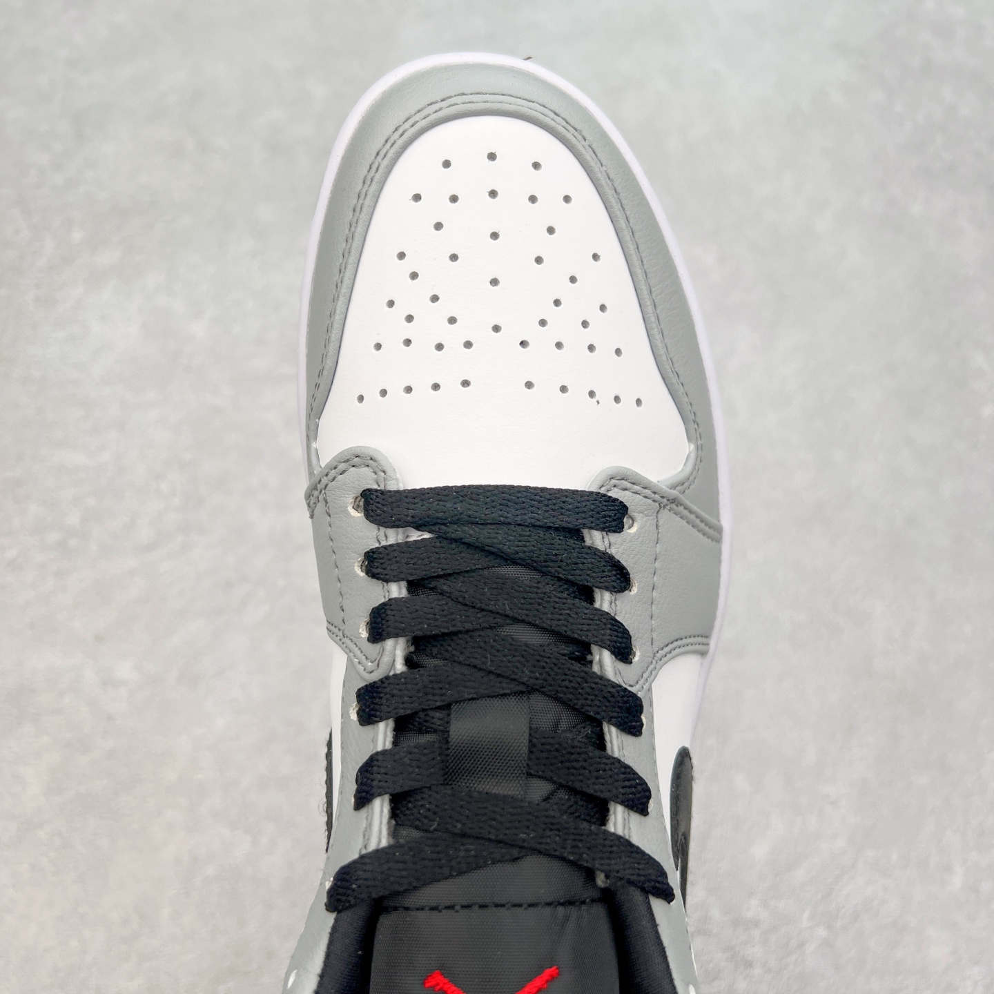 图片[4]-＃福利特价 Air Jordan AJ1 Low 低帮系列 百分百全新货品 零氧化发霉 给足利润空间操作 超乎所想的高性价比 原装楦头纸板开发 完美鞋型 超高清洁度 鞋型不臃肿别扭 原厂内置全掌气垫 A模大底 鞋舌AJ原厂专用牛津布 AJ专用反口珍珠布 原厂无杂质高弹内里海棉 特殊封边弹力鞋带 原鞋开模 拒绝公底 购置公司同步原材料 都有细节原汁原味 忠于原版 尺码：36 36.5 37.5 38 38.5 39 40 40.5 41 42 42.5 43 44 44.5 45 46-选品中心