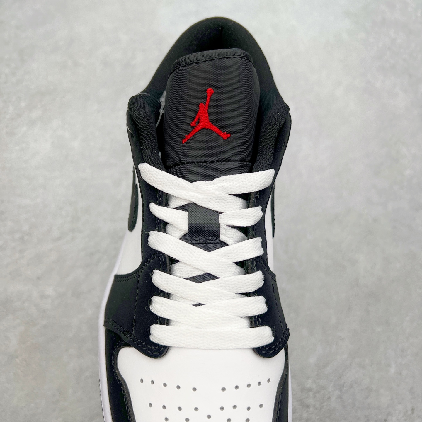 图片[5]-＃福利特价 Air Jordan AJ1 Low 低帮系列 百分百全新货品 零氧化发霉 给足利润空间操作 超乎所想的高性价比 原装楦头纸板开发 完美鞋型 超高清洁度 鞋型不臃肿别扭 原厂内置全掌气垫 A模大底 鞋舌AJ原厂专用牛津布 AJ专用反口珍珠布 原厂无杂质高弹内里海棉 特殊封边弹力鞋带 原鞋开模 拒绝公底 购置公司同步原材料 都有细节原汁原味 忠于原版 尺码：36 36.5 37.5 38 38.5 39 40 40.5 41 42 42.5 43 44 44.5 45 46-选品中心