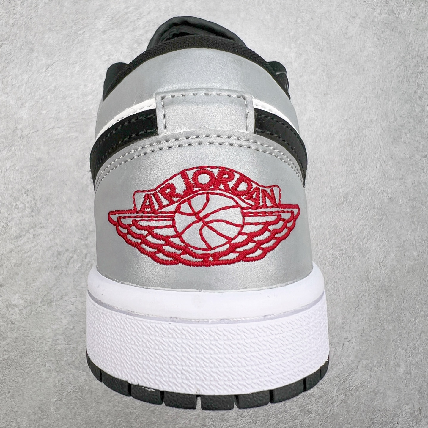 图片[8]-＃福利特价 Air Jordan AJ1 Low 低帮系列 百分百全新货品 零氧化发霉 给足利润空间操作 超乎所想的高性价比 原装楦头纸板开发 完美鞋型 超高清洁度 鞋型不臃肿别扭 原厂内置全掌气垫 A模大底 鞋舌AJ原厂专用牛津布 AJ专用反口珍珠布 原厂无杂质高弹内里海棉 特殊封边弹力鞋带 原鞋开模 拒绝公底 购置公司同步原材料 都有细节原汁原味 忠于原版 尺码：36 36.5 37.5 38 38.5 39 40 40.5 41 42 42.5 43 44 44.5 45 46-选品中心