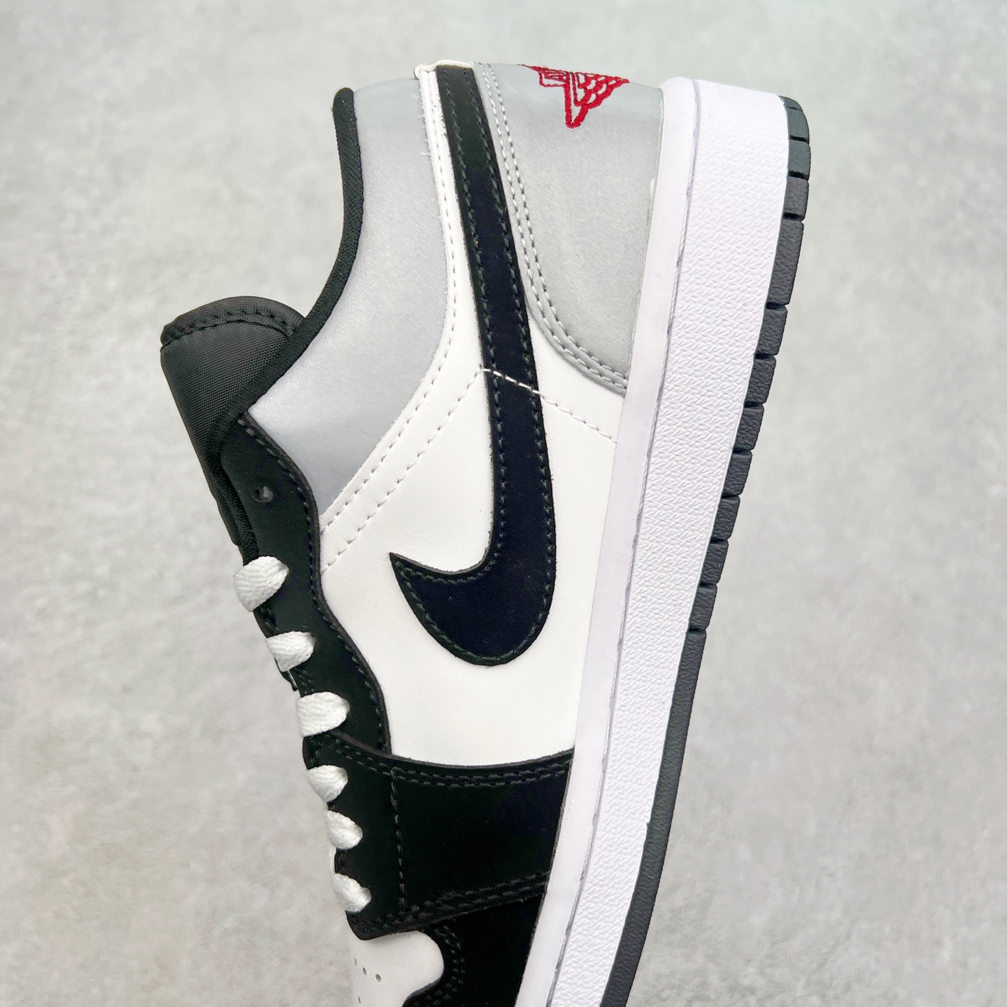 图片[7]-＃福利特价 Air Jordan AJ1 Low 低帮系列 百分百全新货品 零氧化发霉 给足利润空间操作 超乎所想的高性价比 原装楦头纸板开发 完美鞋型 超高清洁度 鞋型不臃肿别扭 原厂内置全掌气垫 A模大底 鞋舌AJ原厂专用牛津布 AJ专用反口珍珠布 原厂无杂质高弹内里海棉 特殊封边弹力鞋带 原鞋开模 拒绝公底 购置公司同步原材料 都有细节原汁原味 忠于原版 尺码：36 36.5 37.5 38 38.5 39 40 40.5 41 42 42.5 43 44 44.5 45 46-选品中心
