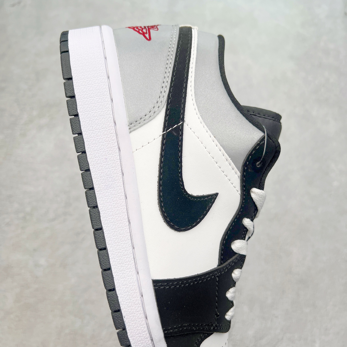 图片[6]-＃福利特价 Air Jordan AJ1 Low 低帮系列 百分百全新货品 零氧化发霉 给足利润空间操作 超乎所想的高性价比 原装楦头纸板开发 完美鞋型 超高清洁度 鞋型不臃肿别扭 原厂内置全掌气垫 A模大底 鞋舌AJ原厂专用牛津布 AJ专用反口珍珠布 原厂无杂质高弹内里海棉 特殊封边弹力鞋带 原鞋开模 拒绝公底 购置公司同步原材料 都有细节原汁原味 忠于原版 尺码：36 36.5 37.5 38 38.5 39 40 40.5 41 42 42.5 43 44 44.5 45 46-选品中心