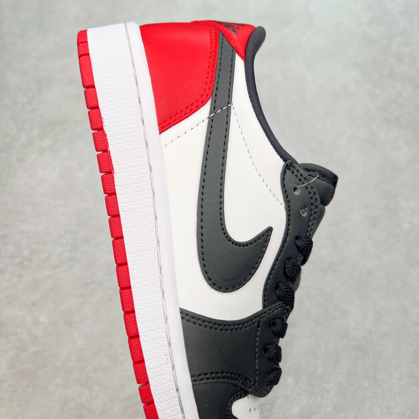 图片[6]-＃福利特价 Air Jordan AJ1 Low 低帮系列 百分百全新货品 零氧化发霉 给足利润空间操作 超乎所想的高性价比 原装楦头纸板开发 完美鞋型 超高清洁度 鞋型不臃肿别扭 原厂内置全掌气垫 A模大底 鞋舌AJ原厂专用牛津布 AJ专用反口珍珠布 原厂无杂质高弹内里海棉 特殊封边弹力鞋带 原鞋开模 拒绝公底 购置公司同步原材料 都有细节原汁原味 忠于原版 尺码：36 36.5 37.5 38 38.5 39 40 40.5 41 42 42.5 43 44 44.5 45 46-选品中心