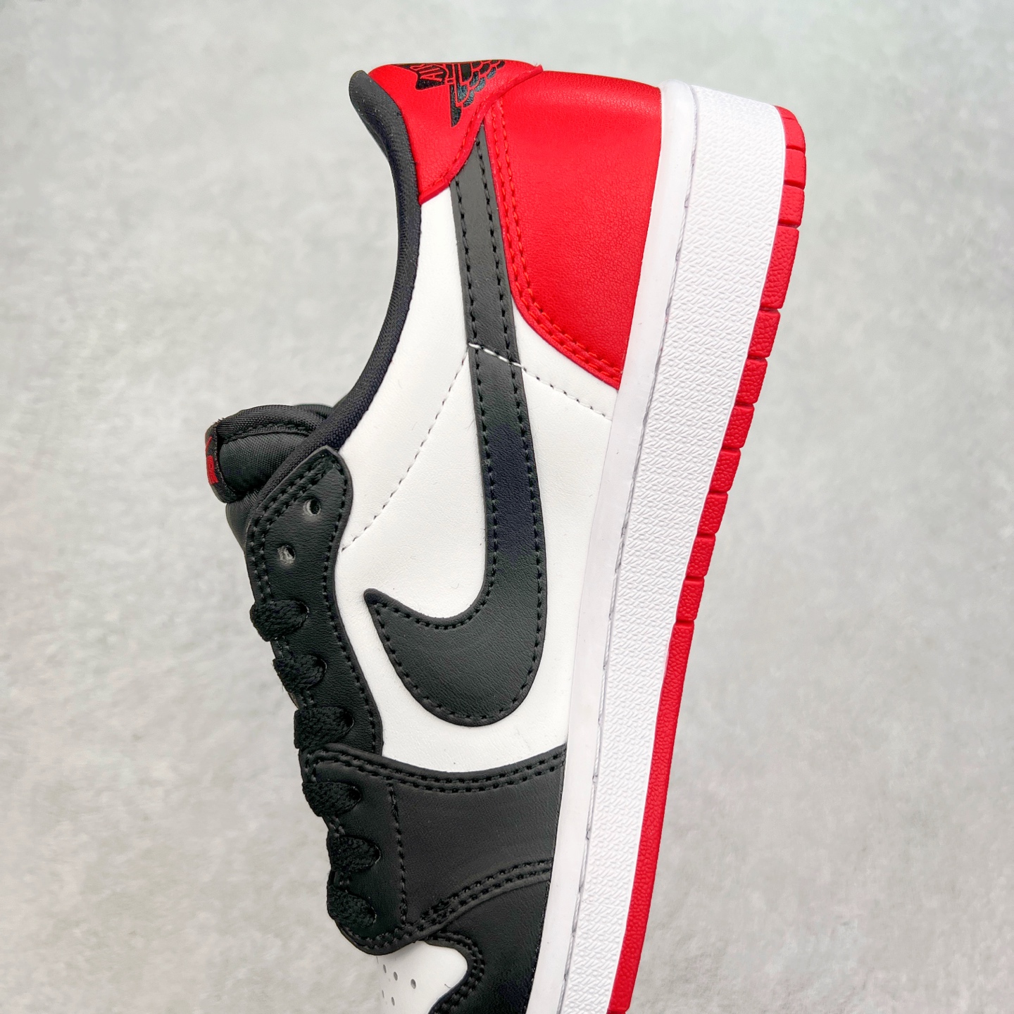 图片[7]-＃福利特价 Air Jordan AJ1 Low 低帮系列 百分百全新货品 零氧化发霉 给足利润空间操作 超乎所想的高性价比 原装楦头纸板开发 完美鞋型 超高清洁度 鞋型不臃肿别扭 原厂内置全掌气垫 A模大底 鞋舌AJ原厂专用牛津布 AJ专用反口珍珠布 原厂无杂质高弹内里海棉 特殊封边弹力鞋带 原鞋开模 拒绝公底 购置公司同步原材料 都有细节原汁原味 忠于原版 尺码：36 36.5 37.5 38 38.5 39 40 40.5 41 42 42.5 43 44 44.5 45 46-选品中心