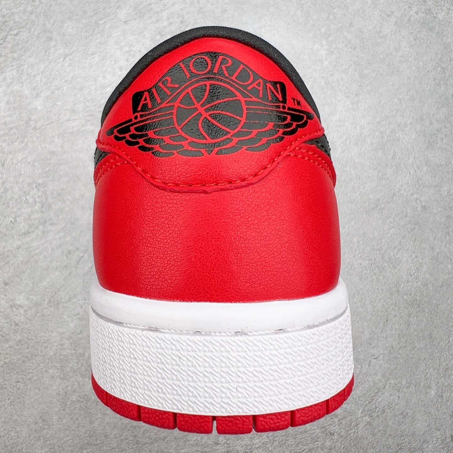 图片[8]-＃福利特价 Air Jordan AJ1 Low 低帮系列 百分百全新货品 零氧化发霉 给足利润空间操作 超乎所想的高性价比 原装楦头纸板开发 完美鞋型 超高清洁度 鞋型不臃肿别扭 原厂内置全掌气垫 A模大底 鞋舌AJ原厂专用牛津布 AJ专用反口珍珠布 原厂无杂质高弹内里海棉 特殊封边弹力鞋带 原鞋开模 拒绝公底 购置公司同步原材料 都有细节原汁原味 忠于原版 尺码：36 36.5 37.5 38 38.5 39 40 40.5 41 42 42.5 43 44 44.5 45 46-选品中心