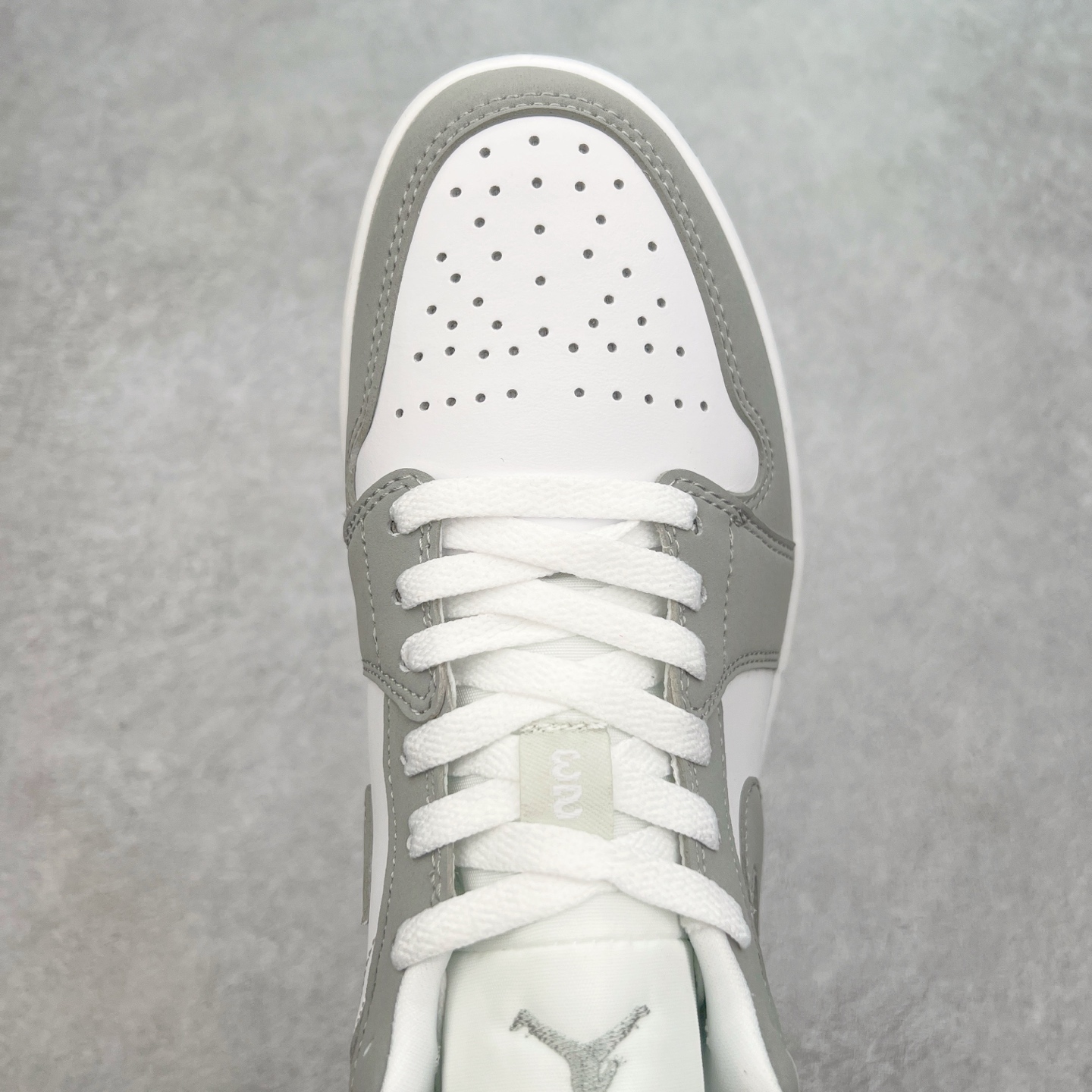 图片[4]-＃福利特价 Air Jordan AJ1 Low 低帮系列 百分百全新货品 零氧化发霉 给足利润空间操作 超乎所想的高性价比 原装楦头纸板开发 完美鞋型 超高清洁度 鞋型不臃肿别扭 原厂内置全掌气垫 A模大底 鞋舌AJ原厂专用牛津布 AJ专用反口珍珠布 原厂无杂质高弹内里海棉 特殊封边弹力鞋带 原鞋开模 拒绝公底 购置公司同步原材料 都有细节原汁原味 忠于原版 尺码：36 36.5 37.5 38 38.5 39 40 40.5 41 42 42.5 43 44 44.5 45 46-选品中心