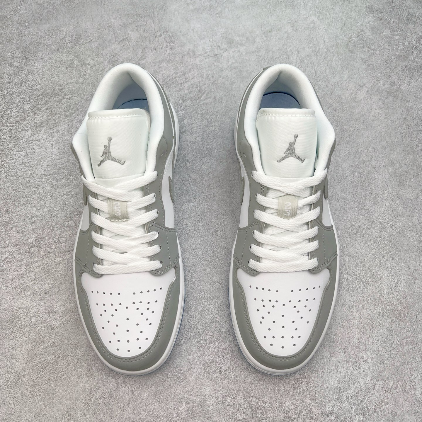 图片[2]-＃福利特价 Air Jordan AJ1 Low 低帮系列 百分百全新货品 零氧化发霉 给足利润空间操作 超乎所想的高性价比 原装楦头纸板开发 完美鞋型 超高清洁度 鞋型不臃肿别扭 原厂内置全掌气垫 A模大底 鞋舌AJ原厂专用牛津布 AJ专用反口珍珠布 原厂无杂质高弹内里海棉 特殊封边弹力鞋带 原鞋开模 拒绝公底 购置公司同步原材料 都有细节原汁原味 忠于原版 尺码：36 36.5 37.5 38 38.5 39 40 40.5 41 42 42.5 43 44 44.5 45 46-选品中心