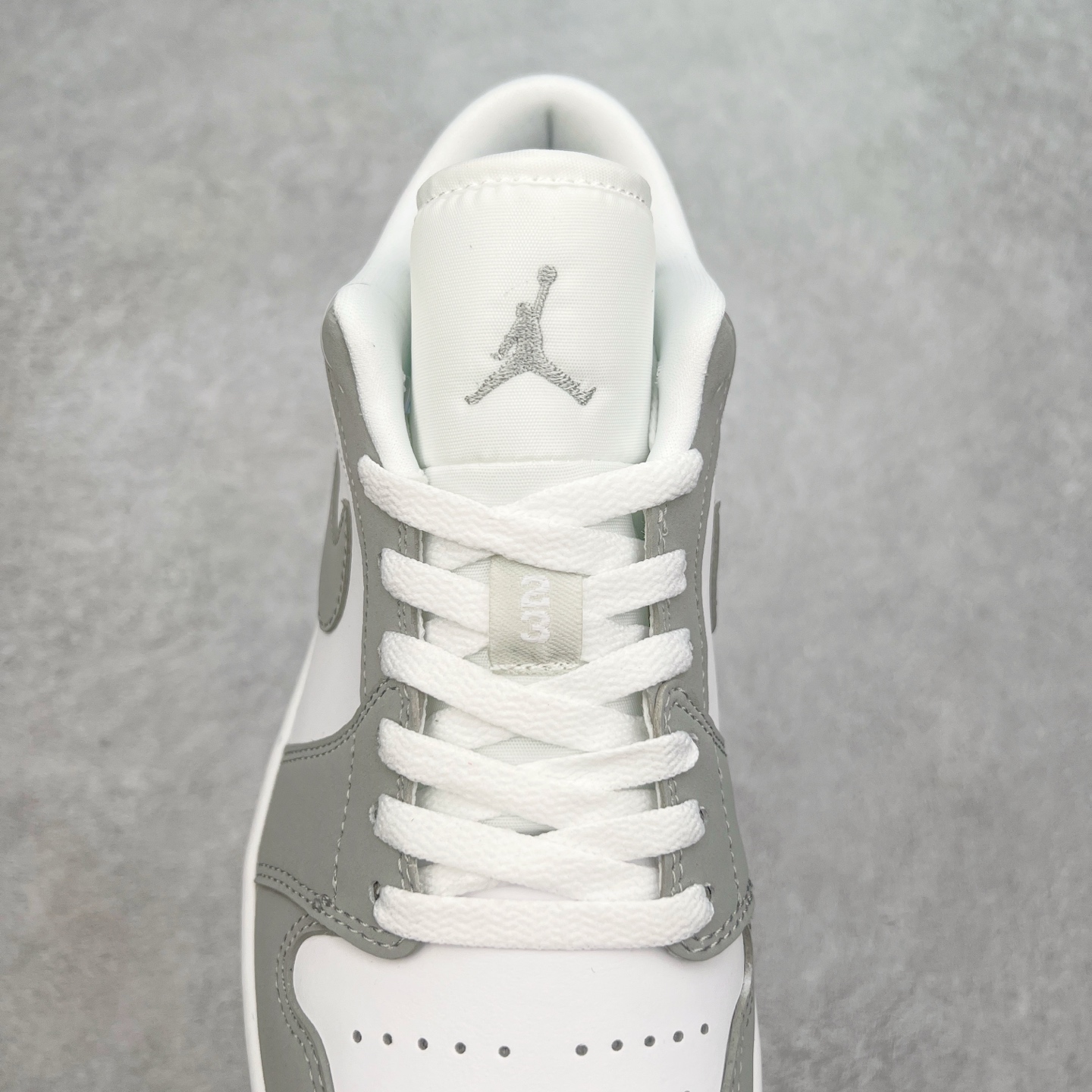 图片[5]-＃福利特价 Air Jordan AJ1 Low 低帮系列 百分百全新货品 零氧化发霉 给足利润空间操作 超乎所想的高性价比 原装楦头纸板开发 完美鞋型 超高清洁度 鞋型不臃肿别扭 原厂内置全掌气垫 A模大底 鞋舌AJ原厂专用牛津布 AJ专用反口珍珠布 原厂无杂质高弹内里海棉 特殊封边弹力鞋带 原鞋开模 拒绝公底 购置公司同步原材料 都有细节原汁原味 忠于原版 尺码：36 36.5 37.5 38 38.5 39 40 40.5 41 42 42.5 43 44 44.5 45 46-选品中心