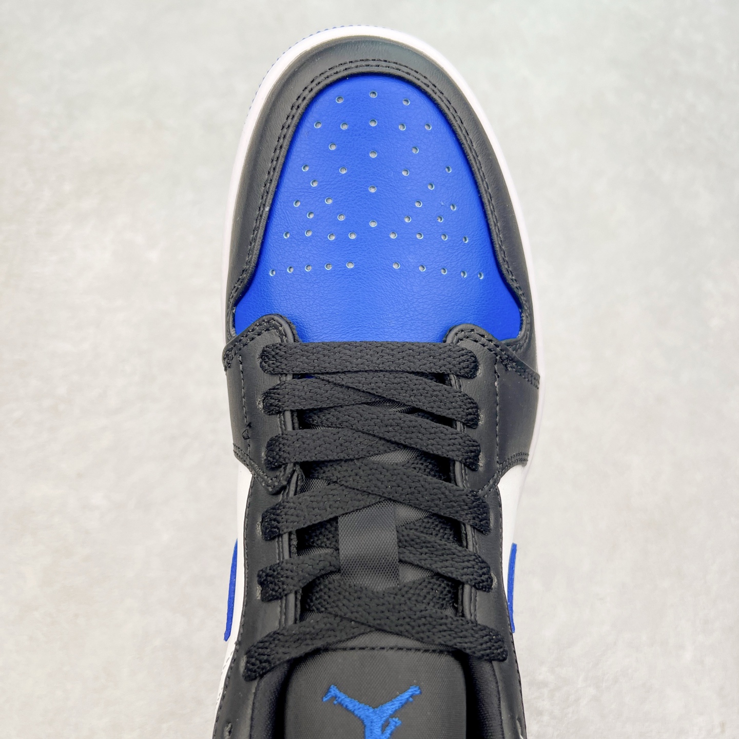 图片[4]-＃福利特价 Air Jordan AJ1 Low 低帮系列 百分百全新货品 零氧化发霉 给足利润空间操作 超乎所想的高性价比 原装楦头纸板开发 完美鞋型 超高清洁度 鞋型不臃肿别扭 原厂内置全掌气垫 A模大底 鞋舌AJ原厂专用牛津布 AJ专用反口珍珠布 原厂无杂质高弹内里海棉 特殊封边弹力鞋带 原鞋开模 拒绝公底 购置公司同步原材料 都有细节原汁原味 忠于原版 尺码：36 36.5 37.5 38 38.5 39 40 40.5 41 42 42.5 43 44 44.5 45 46-选品中心