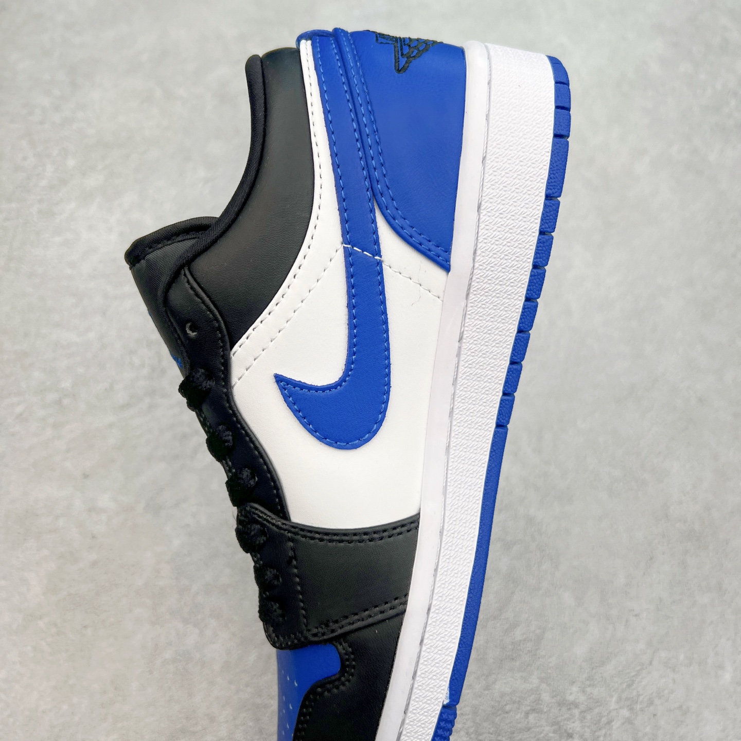 图片[7]-＃福利特价 Air Jordan AJ1 Low 低帮系列 百分百全新货品 零氧化发霉 给足利润空间操作 超乎所想的高性价比 原装楦头纸板开发 完美鞋型 超高清洁度 鞋型不臃肿别扭 原厂内置全掌气垫 A模大底 鞋舌AJ原厂专用牛津布 AJ专用反口珍珠布 原厂无杂质高弹内里海棉 特殊封边弹力鞋带 原鞋开模 拒绝公底 购置公司同步原材料 都有细节原汁原味 忠于原版 尺码：36 36.5 37.5 38 38.5 39 40 40.5 41 42 42.5 43 44 44.5 45 46-选品中心