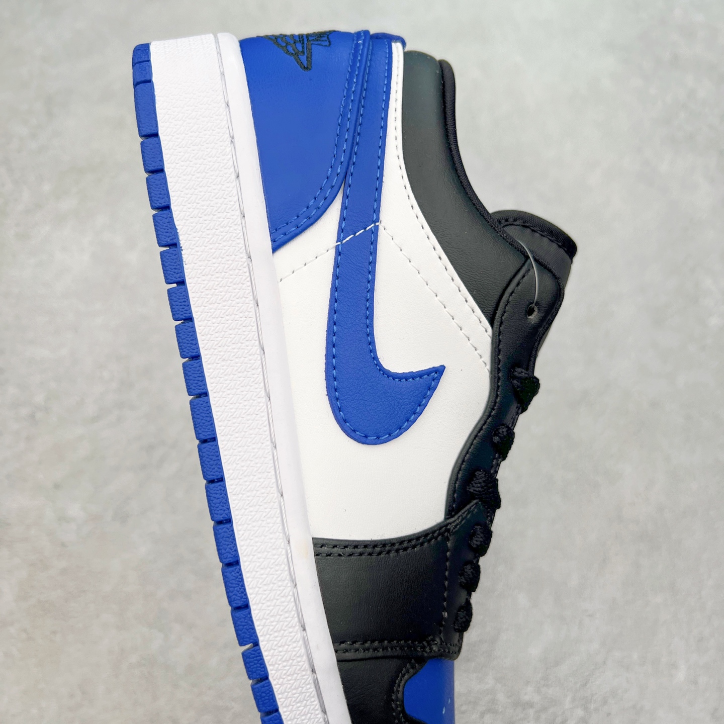 图片[6]-＃福利特价 Air Jordan AJ1 Low 低帮系列 百分百全新货品 零氧化发霉 给足利润空间操作 超乎所想的高性价比 原装楦头纸板开发 完美鞋型 超高清洁度 鞋型不臃肿别扭 原厂内置全掌气垫 A模大底 鞋舌AJ原厂专用牛津布 AJ专用反口珍珠布 原厂无杂质高弹内里海棉 特殊封边弹力鞋带 原鞋开模 拒绝公底 购置公司同步原材料 都有细节原汁原味 忠于原版 尺码：36 36.5 37.5 38 38.5 39 40 40.5 41 42 42.5 43 44 44.5 45 46-选品中心