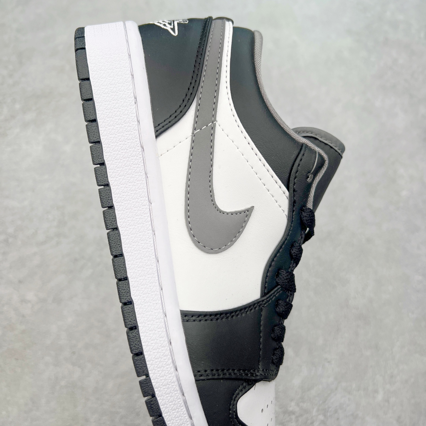 图片[6]-＃福利特价 Air Jordan AJ1 Low 低帮系列 百分百全新货品 零氧化发霉 给足利润空间操作 超乎所想的高性价比 原装楦头纸板开发 完美鞋型 超高清洁度 鞋型不臃肿别扭 原厂内置全掌气垫 A模大底 鞋舌AJ原厂专用牛津布 AJ专用反口珍珠布 原厂无杂质高弹内里海棉 特殊封边弹力鞋带 原鞋开模 拒绝公底 购置公司同步原材料 都有细节原汁原味 忠于原版 尺码：36 36.5 37.5 38 38.5 39 40 40.5 41 42 42.5 43 44 44.5 45 46-选品中心