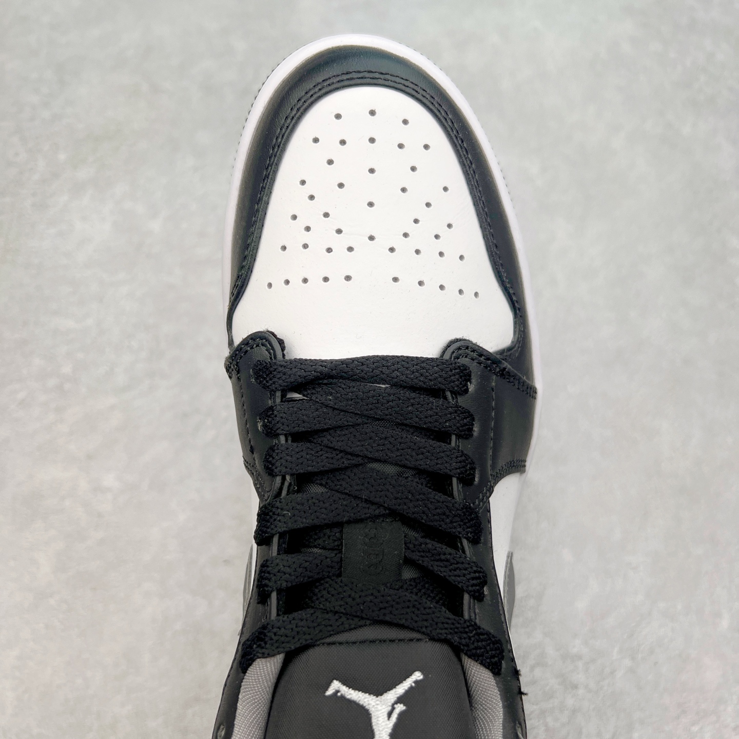 图片[4]-＃福利特价 Air Jordan AJ1 Low 低帮系列 百分百全新货品 零氧化发霉 给足利润空间操作 超乎所想的高性价比 原装楦头纸板开发 完美鞋型 超高清洁度 鞋型不臃肿别扭 原厂内置全掌气垫 A模大底 鞋舌AJ原厂专用牛津布 AJ专用反口珍珠布 原厂无杂质高弹内里海棉 特殊封边弹力鞋带 原鞋开模 拒绝公底 购置公司同步原材料 都有细节原汁原味 忠于原版 尺码：36 36.5 37.5 38 38.5 39 40 40.5 41 42 42.5 43 44 44.5 45 46-选品中心