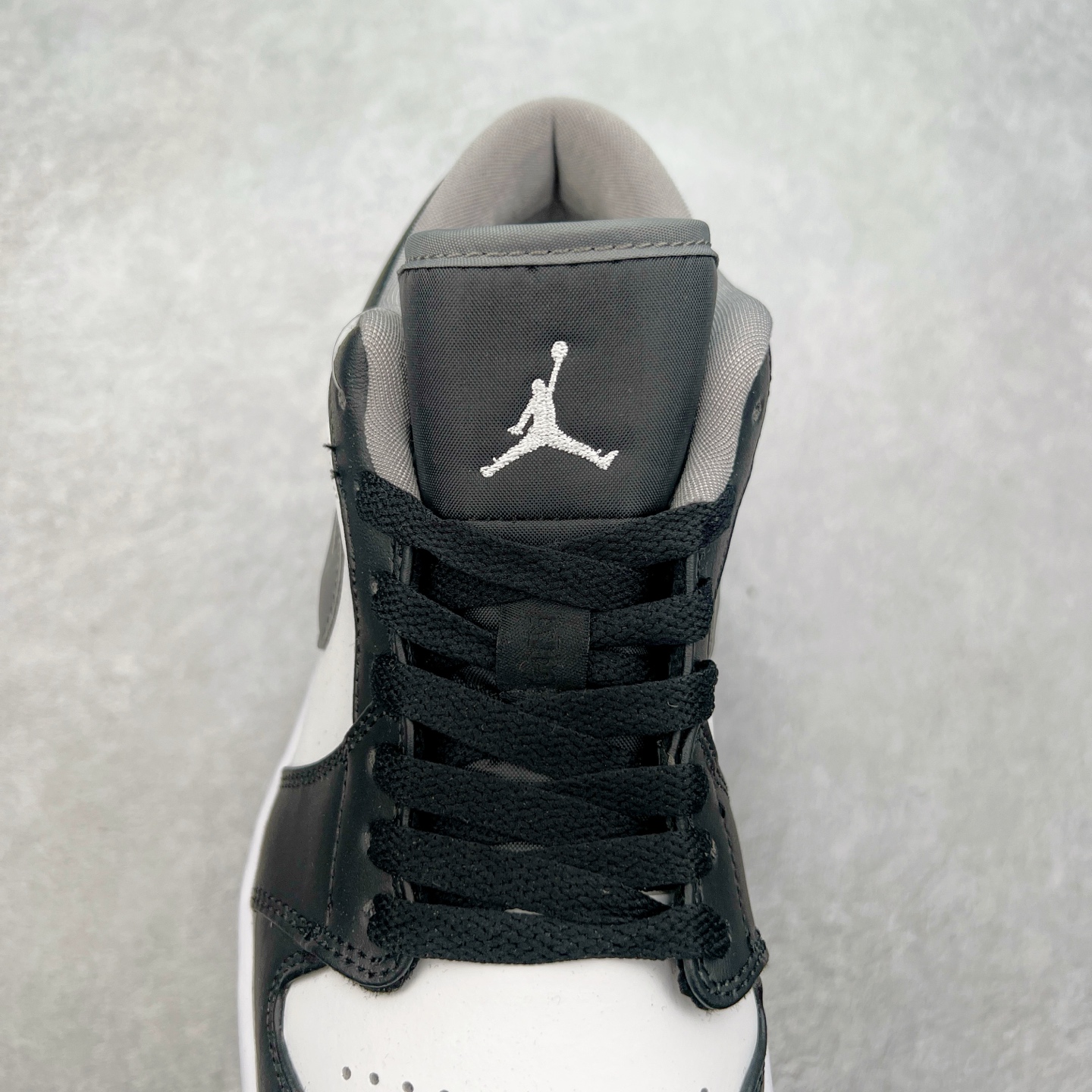 图片[5]-＃福利特价 Air Jordan AJ1 Low 低帮系列 百分百全新货品 零氧化发霉 给足利润空间操作 超乎所想的高性价比 原装楦头纸板开发 完美鞋型 超高清洁度 鞋型不臃肿别扭 原厂内置全掌气垫 A模大底 鞋舌AJ原厂专用牛津布 AJ专用反口珍珠布 原厂无杂质高弹内里海棉 特殊封边弹力鞋带 原鞋开模 拒绝公底 购置公司同步原材料 都有细节原汁原味 忠于原版 尺码：36 36.5 37.5 38 38.5 39 40 40.5 41 42 42.5 43 44 44.5 45 46-选品中心