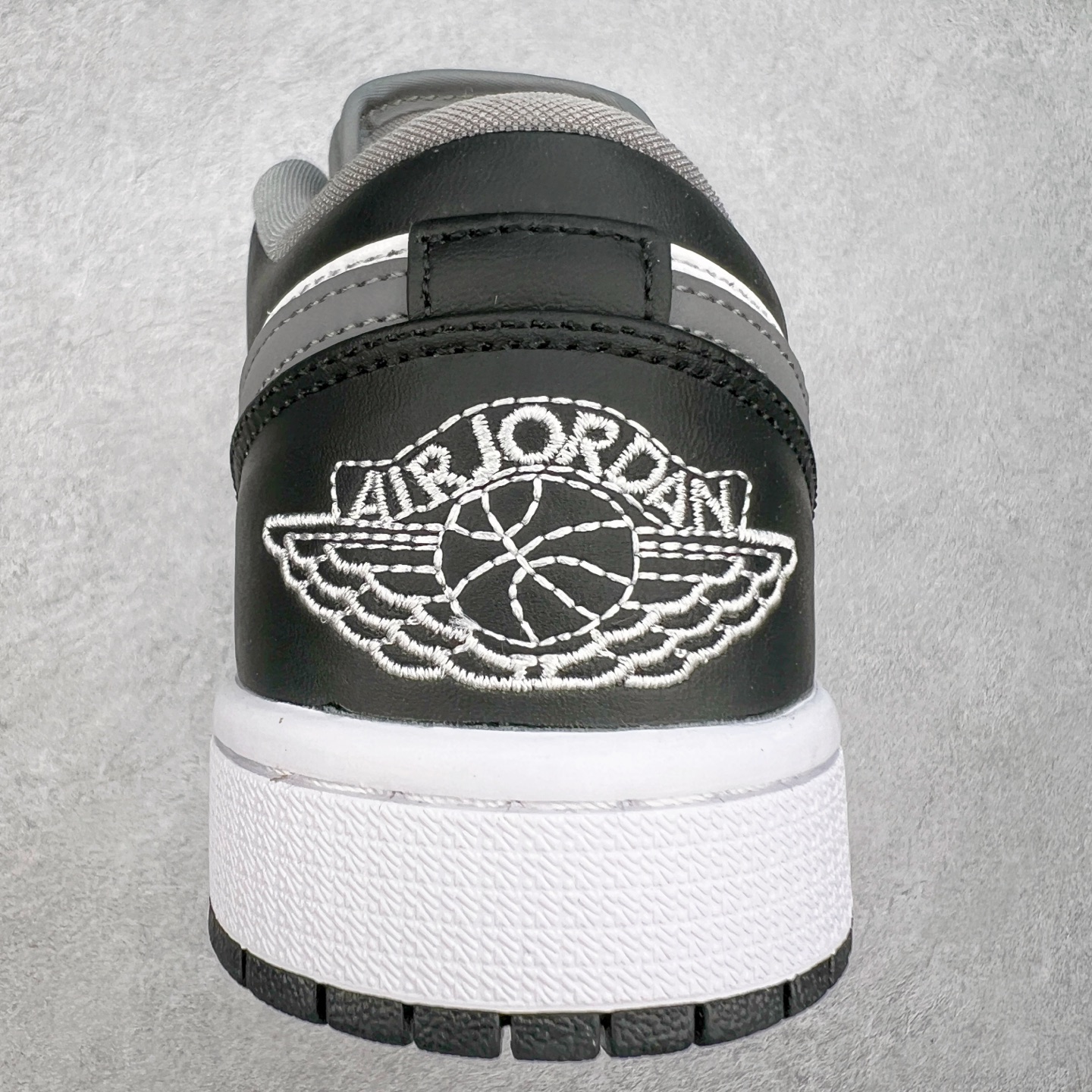 图片[8]-＃福利特价 Air Jordan AJ1 Low 低帮系列 百分百全新货品 零氧化发霉 给足利润空间操作 超乎所想的高性价比 原装楦头纸板开发 完美鞋型 超高清洁度 鞋型不臃肿别扭 原厂内置全掌气垫 A模大底 鞋舌AJ原厂专用牛津布 AJ专用反口珍珠布 原厂无杂质高弹内里海棉 特殊封边弹力鞋带 原鞋开模 拒绝公底 购置公司同步原材料 都有细节原汁原味 忠于原版 尺码：36 36.5 37.5 38 38.5 39 40 40.5 41 42 42.5 43 44 44.5 45 46-选品中心