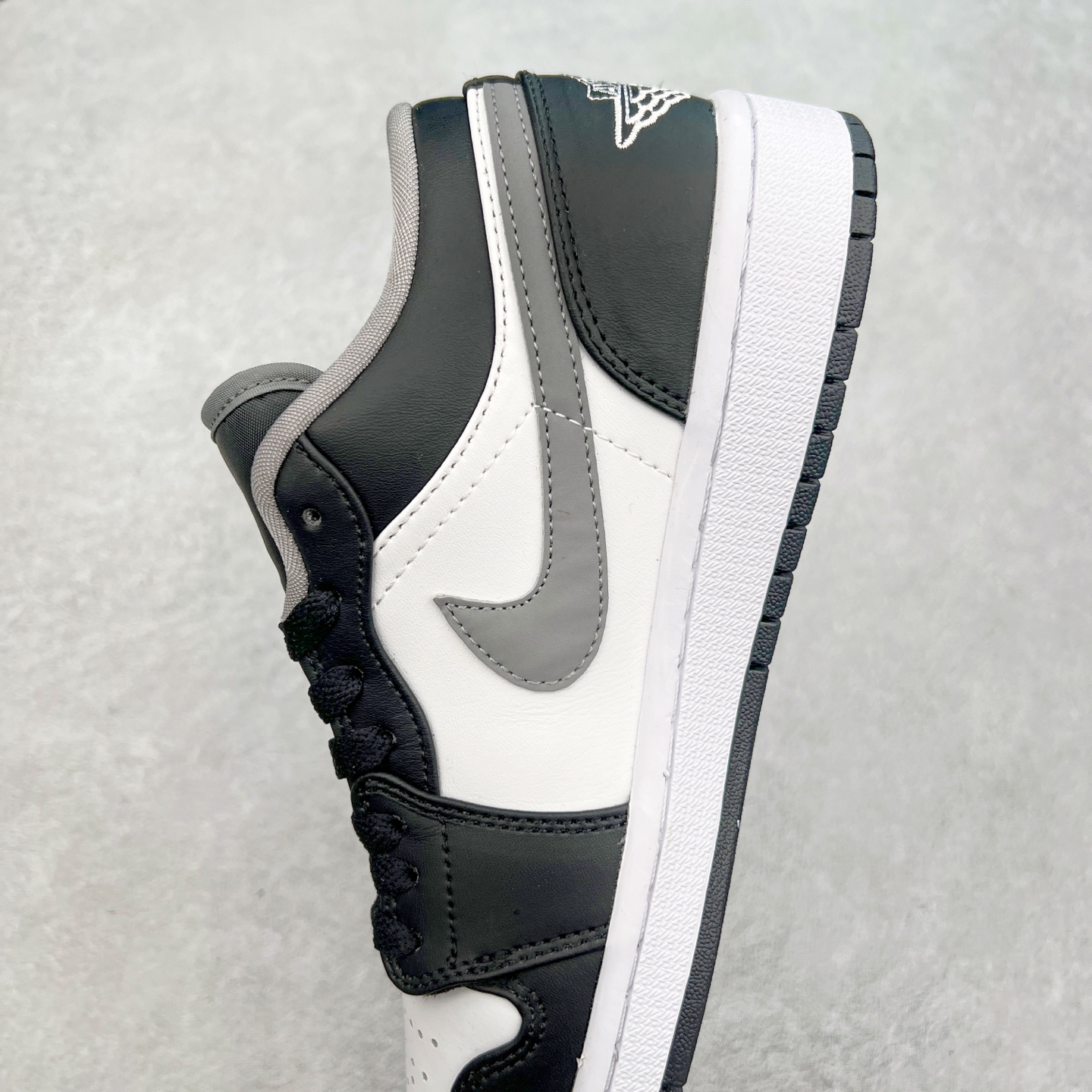 图片[7]-＃福利特价 Air Jordan AJ1 Low 低帮系列 百分百全新货品 零氧化发霉 给足利润空间操作 超乎所想的高性价比 原装楦头纸板开发 完美鞋型 超高清洁度 鞋型不臃肿别扭 原厂内置全掌气垫 A模大底 鞋舌AJ原厂专用牛津布 AJ专用反口珍珠布 原厂无杂质高弹内里海棉 特殊封边弹力鞋带 原鞋开模 拒绝公底 购置公司同步原材料 都有细节原汁原味 忠于原版 尺码：36 36.5 37.5 38 38.5 39 40 40.5 41 42 42.5 43 44 44.5 45 46-选品中心