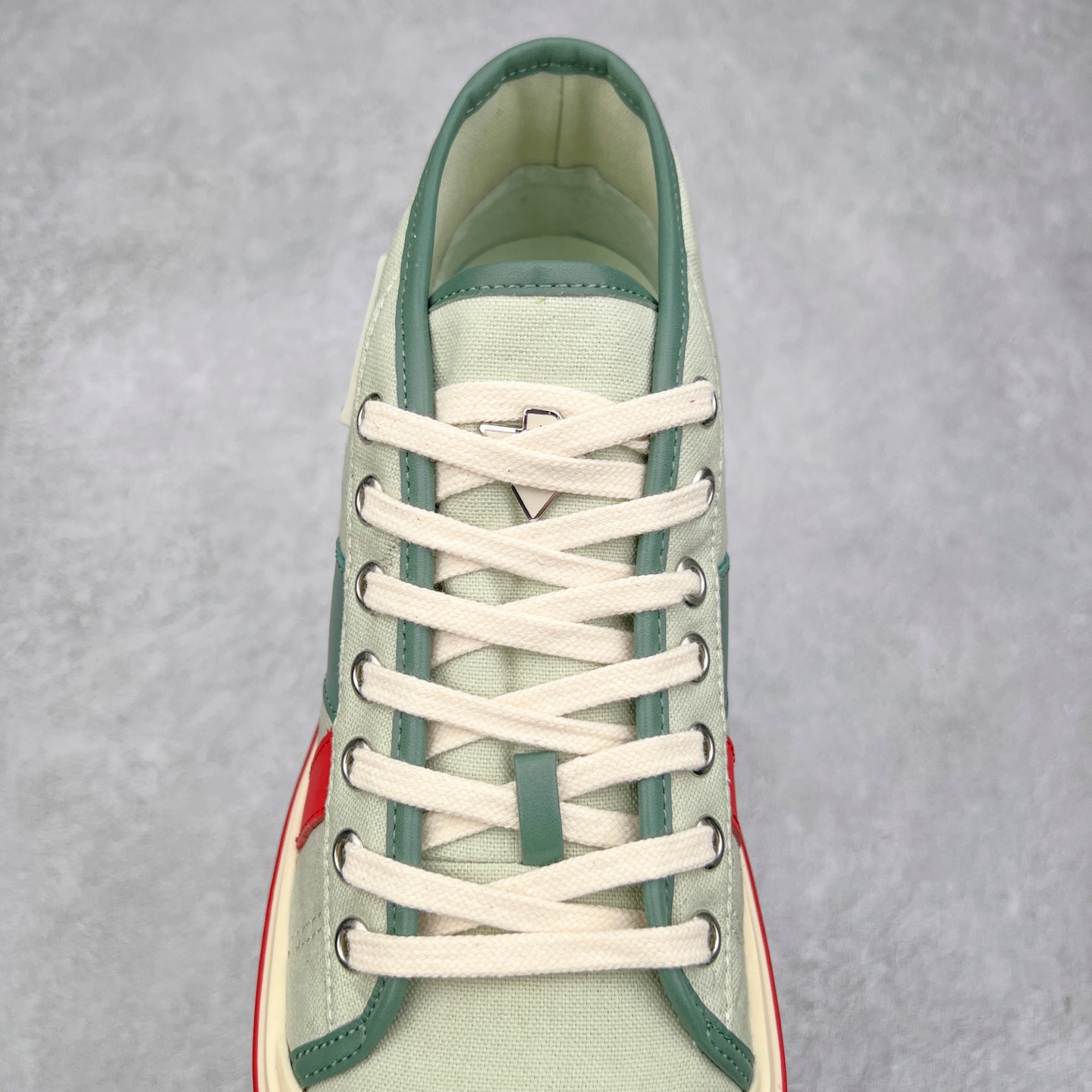 图片[5]-小红书爆款 BOTTEGA VENETA BV25ss 新款复古Eliot运动鞋上市即封神! BV全新的 Eliot 以复古篮球鞋为设计灵感，童趣 的色彩焕发青春活力!男女同款，可以做情侣鞋穿着哦整个鞋子透气舒适，帆布鞋面自重轻盈，鞋帮拼接处以柔软奢华的羊皮镶嵌包裹每只鞋边的红线均为手工绘画，更具品味与态度喔! 尺码：35 36 37 38 39 40-选品中心