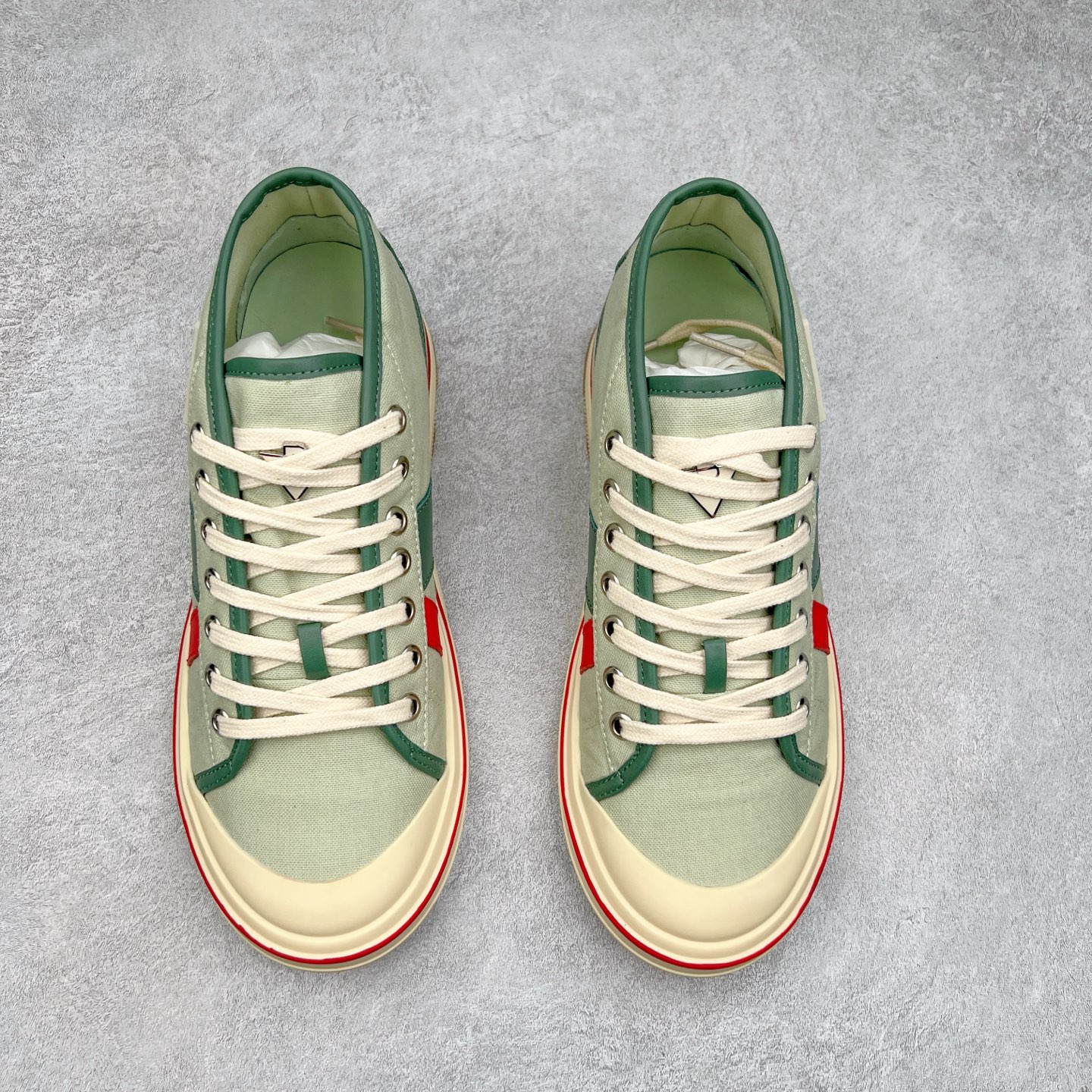 图片[2]-小红书爆款 BOTTEGA VENETA BV25ss 新款复古Eliot运动鞋上市即封神! BV全新的 Eliot 以复古篮球鞋为设计灵感，童趣 的色彩焕发青春活力!男女同款，可以做情侣鞋穿着哦整个鞋子透气舒适，帆布鞋面自重轻盈，鞋帮拼接处以柔软奢华的羊皮镶嵌包裹每只鞋边的红线均为手工绘画，更具品味与态度喔! 尺码：35 36 37 38 39 40-选品中心