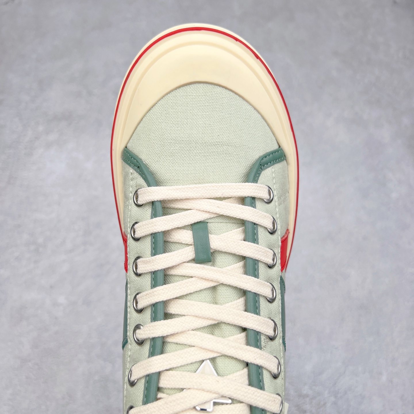 图片[4]-小红书爆款 BOTTEGA VENETA BV25ss 新款复古Eliot运动鞋上市即封神! BV全新的 Eliot 以复古篮球鞋为设计灵感，童趣 的色彩焕发青春活力!男女同款，可以做情侣鞋穿着哦整个鞋子透气舒适，帆布鞋面自重轻盈，鞋帮拼接处以柔软奢华的羊皮镶嵌包裹每只鞋边的红线均为手工绘画，更具品味与态度喔! 尺码：35 36 37 38 39 40-选品中心