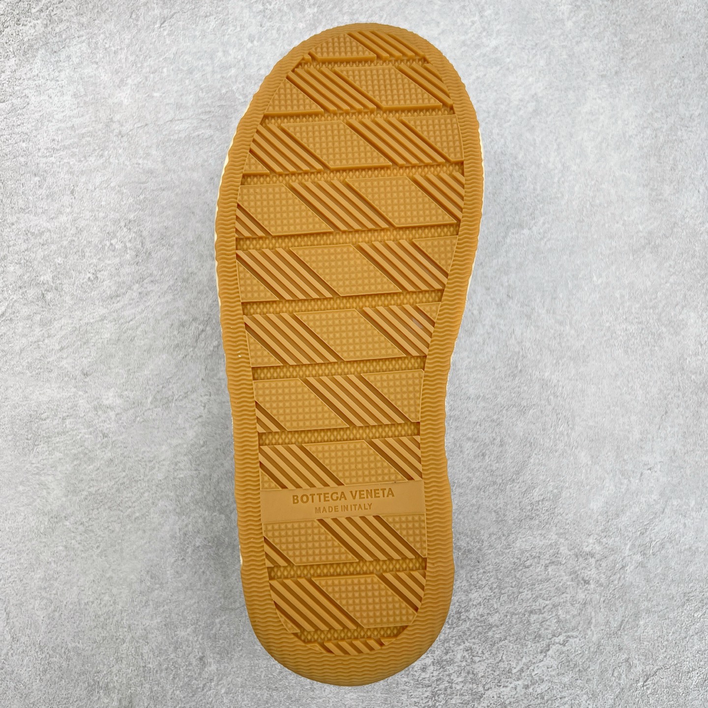 图片[9]-小红书爆款 BOTTEGA VENETA BV25ss 新款复古Eliot运动鞋上市即封神! BV全新的 Eliot 以复古篮球鞋为设计灵感，童趣 的色彩焕发青春活力!男女同款，可以做情侣鞋穿着哦整个鞋子透气舒适，帆布鞋面自重轻盈，鞋帮拼接处以柔软奢华的羊皮镶嵌包裹每只鞋边的红线均为手工绘画，更具品味与态度喔! 尺码：35 36 37 38 39 40-选品中心