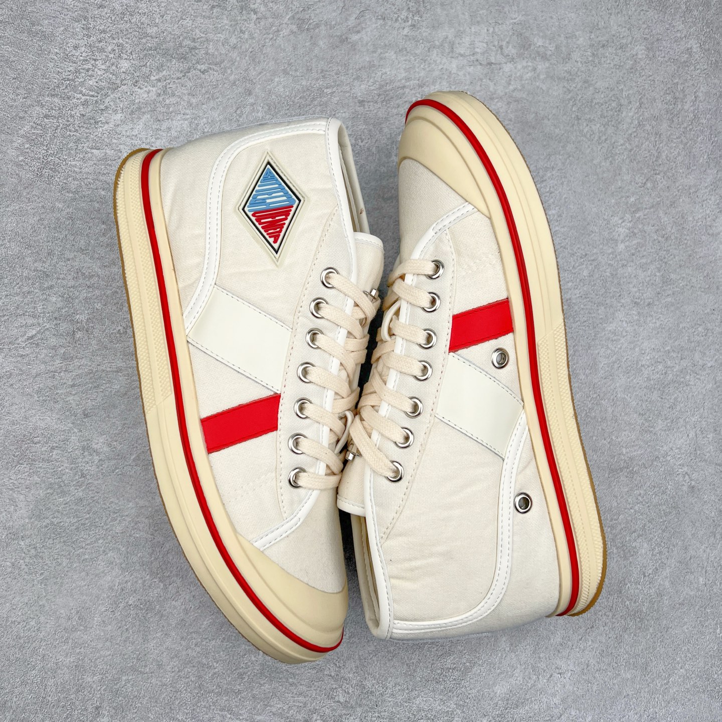 图片[3]-小红书爆款 BOTTEGA VENETA BV25ss 新款复古Eliot运动鞋上市即封神! BV全新的 Eliot 以复古篮球鞋为设计灵感，童趣 的色彩焕发青春活力!男女同款，可以做情侣鞋穿着哦整个鞋子透气舒适，帆布鞋面自重轻盈，鞋帮拼接处以柔软奢华的羊皮镶嵌包裹每只鞋边的红线均为手工绘画，更具品味与态度喔! 尺码：35 36 37 38 39 40-选品中心