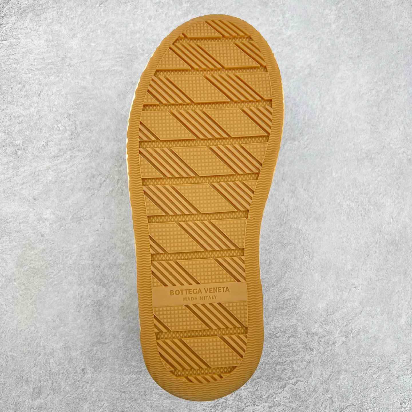 图片[9]-小红书爆款 BOTTEGA VENETA BV25ss 新款复古Eliot运动鞋上市即封神! BV全新的 Eliot 以复古篮球鞋为设计灵感，童趣 的色彩焕发青春活力!男女同款，可以做情侣鞋穿着哦整个鞋子透气舒适，帆布鞋面自重轻盈，鞋帮拼接处以柔软奢华的羊皮镶嵌包裹每只鞋边的红线均为手工绘画，更具品味与态度喔! 尺码：35 36 37 38 39 40-选品中心