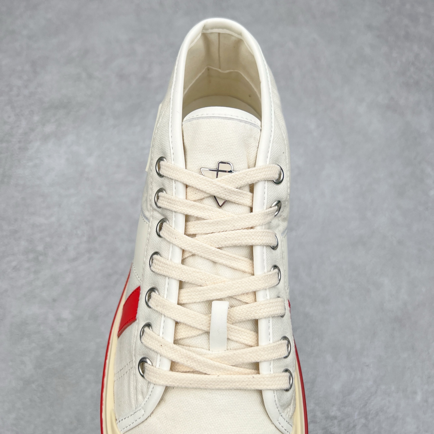 图片[5]-小红书爆款 BOTTEGA VENETA BV25ss 新款复古Eliot运动鞋上市即封神! BV全新的 Eliot 以复古篮球鞋为设计灵感，童趣 的色彩焕发青春活力!男女同款，可以做情侣鞋穿着哦整个鞋子透气舒适，帆布鞋面自重轻盈，鞋帮拼接处以柔软奢华的羊皮镶嵌包裹每只鞋边的红线均为手工绘画，更具品味与态度喔! 尺码：35 36 37 38 39 40-选品中心