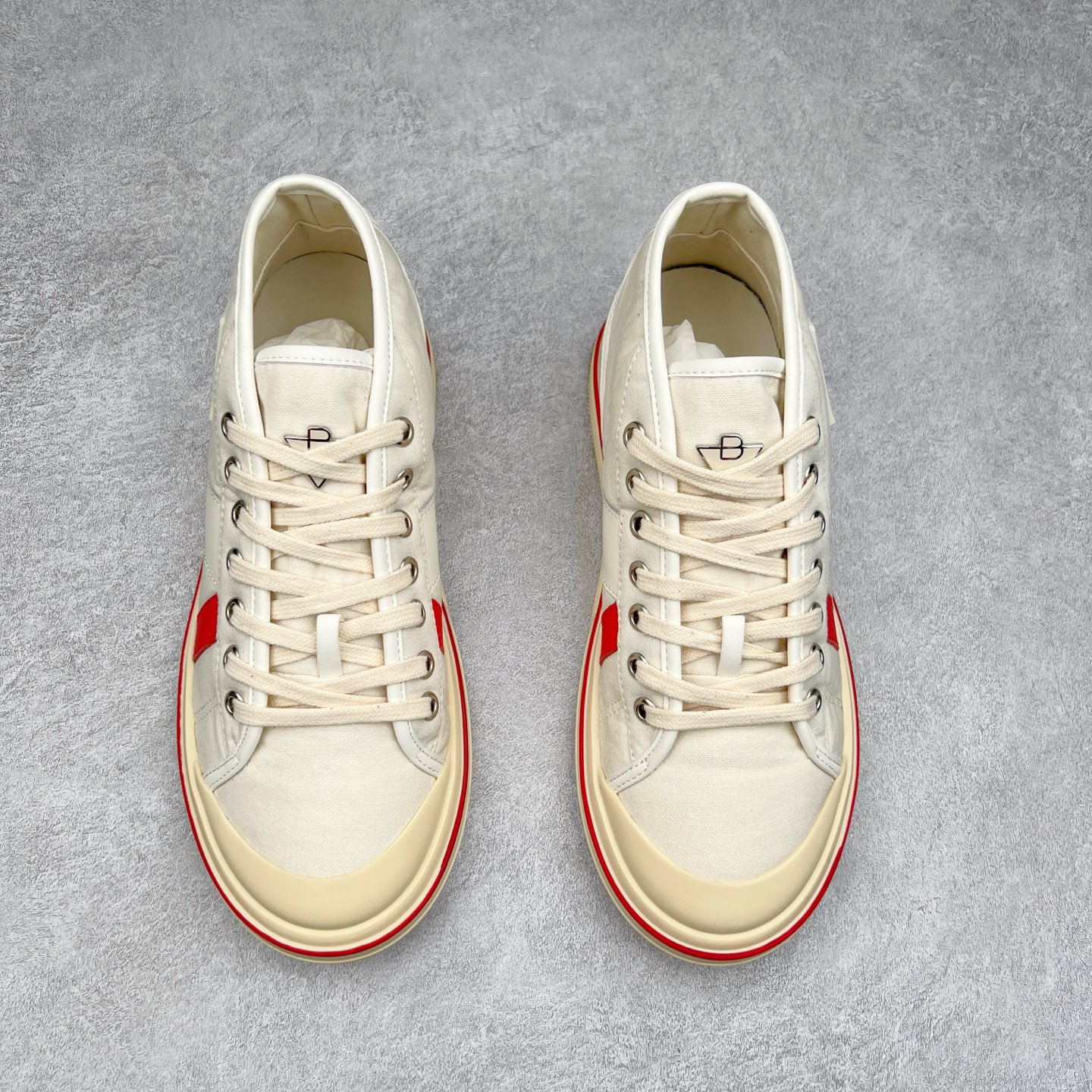 图片[2]-小红书爆款 BOTTEGA VENETA BV25ss 新款复古Eliot运动鞋上市即封神! BV全新的 Eliot 以复古篮球鞋为设计灵感，童趣 的色彩焕发青春活力!男女同款，可以做情侣鞋穿着哦整个鞋子透气舒适，帆布鞋面自重轻盈，鞋帮拼接处以柔软奢华的羊皮镶嵌包裹每只鞋边的红线均为手工绘画，更具品味与态度喔! 尺码：35 36 37 38 39 40-选品中心
