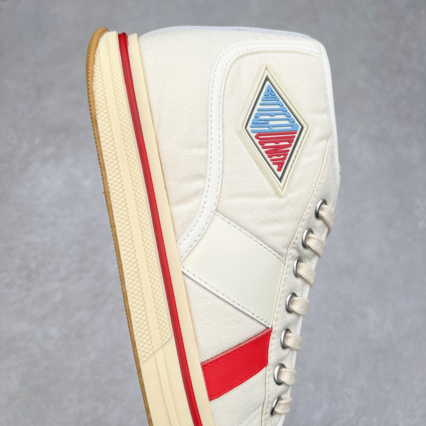 图片[6]-小红书爆款 BOTTEGA VENETA BV25ss 新款复古Eliot运动鞋上市即封神! BV全新的 Eliot 以复古篮球鞋为设计灵感，童趣 的色彩焕发青春活力!男女同款，可以做情侣鞋穿着哦整个鞋子透气舒适，帆布鞋面自重轻盈，鞋帮拼接处以柔软奢华的羊皮镶嵌包裹每只鞋边的红线均为手工绘画，更具品味与态度喔! 尺码：35 36 37 38 39 40-选品中心