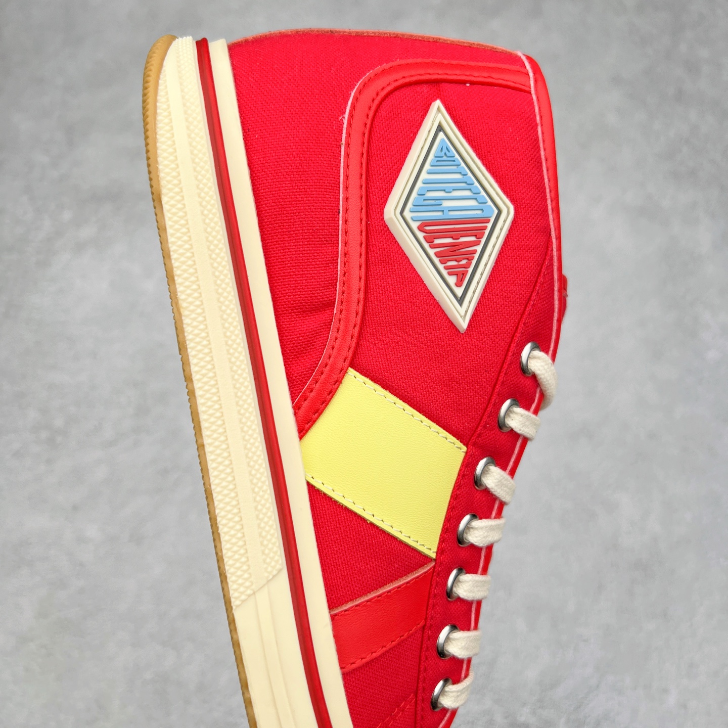 图片[6]-小红书爆款 BOTTEGA VENETA BV25ss 新款复古Eliot运动鞋上市即封神! BV全新的 Eliot 以复古篮球鞋为设计灵感，童趣 的色彩焕发青春活力!男女同款，可以做情侣鞋穿着哦整个鞋子透气舒适，帆布鞋面自重轻盈，鞋帮拼接处以柔软奢华的羊皮镶嵌包裹每只鞋边的红线均为手工绘画，更具品味与态度喔! 尺码：35 36 37 38 39 40-选品中心