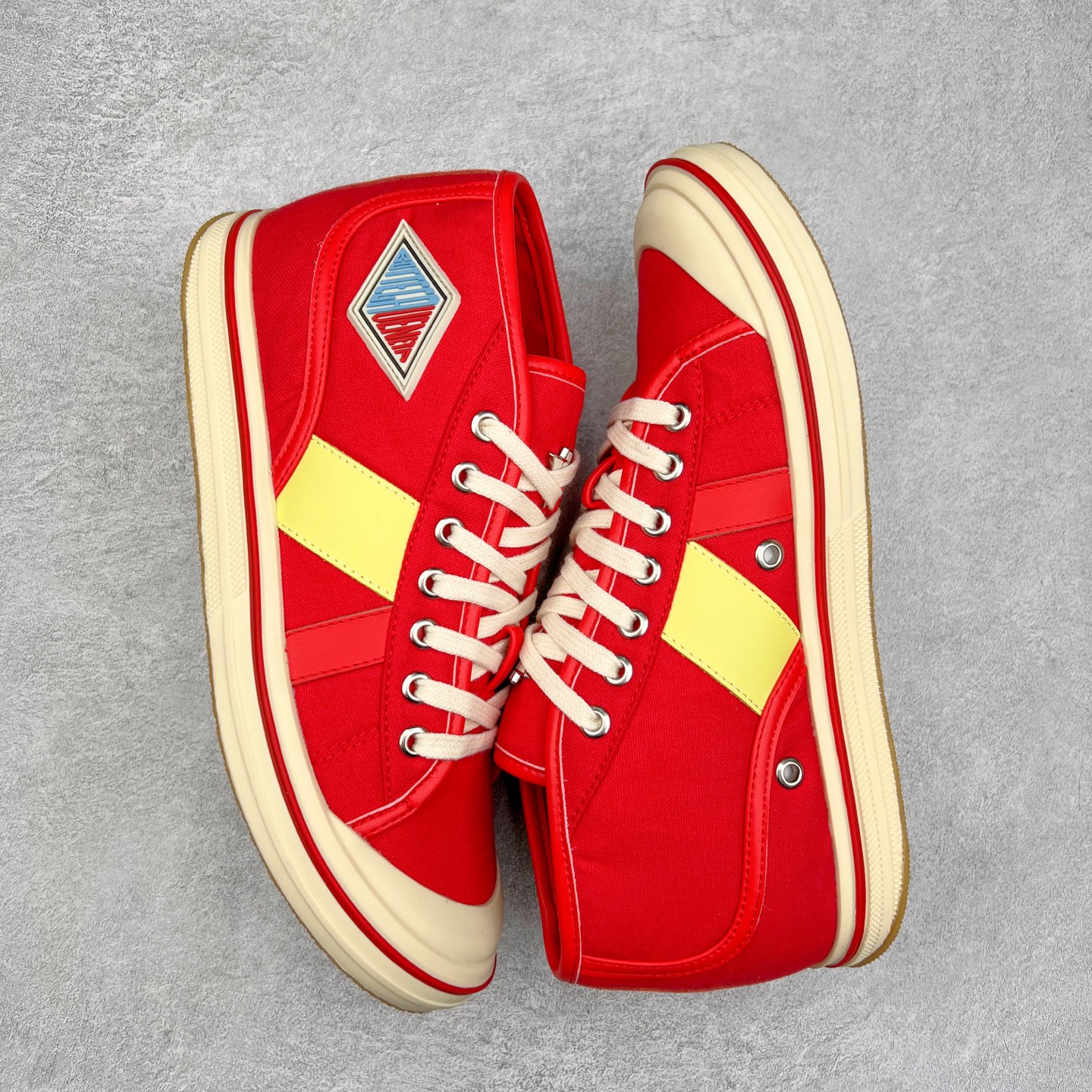 图片[3]-小红书爆款 BOTTEGA VENETA BV25ss 新款复古Eliot运动鞋上市即封神! BV全新的 Eliot 以复古篮球鞋为设计灵感，童趣 的色彩焕发青春活力!男女同款，可以做情侣鞋穿着哦整个鞋子透气舒适，帆布鞋面自重轻盈，鞋帮拼接处以柔软奢华的羊皮镶嵌包裹每只鞋边的红线均为手工绘画，更具品味与态度喔! 尺码：35 36 37 38 39 40-选品中心