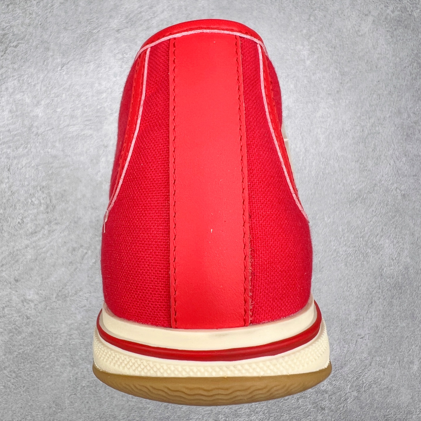 图片[8]-小红书爆款 BOTTEGA VENETA BV25ss 新款复古Eliot运动鞋上市即封神! BV全新的 Eliot 以复古篮球鞋为设计灵感，童趣 的色彩焕发青春活力!男女同款，可以做情侣鞋穿着哦整个鞋子透气舒适，帆布鞋面自重轻盈，鞋帮拼接处以柔软奢华的羊皮镶嵌包裹每只鞋边的红线均为手工绘画，更具品味与态度喔! 尺码：35 36 37 38 39 40-选品中心