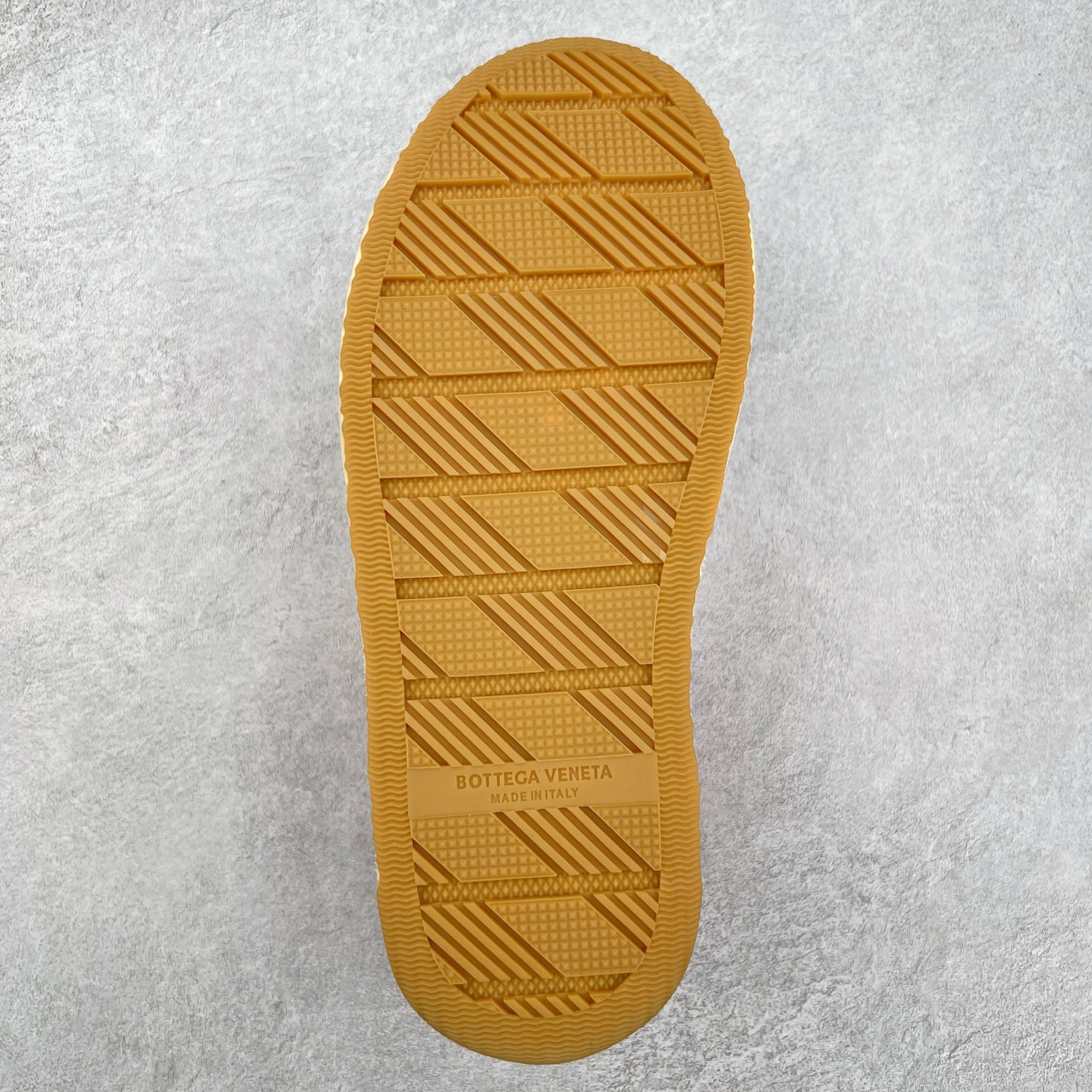 图片[9]-小红书爆款 BOTTEGA VENETA BV25ss 新款复古Eliot运动鞋上市即封神! BV全新的 Eliot 以复古篮球鞋为设计灵感，童趣 的色彩焕发青春活力!男女同款，可以做情侣鞋穿着哦整个鞋子透气舒适，帆布鞋面自重轻盈，鞋帮拼接处以柔软奢华的羊皮镶嵌包裹每只鞋边的红线均为手工绘画，更具品味与态度喔! 尺码：35 36 37 38 39 40-选品中心