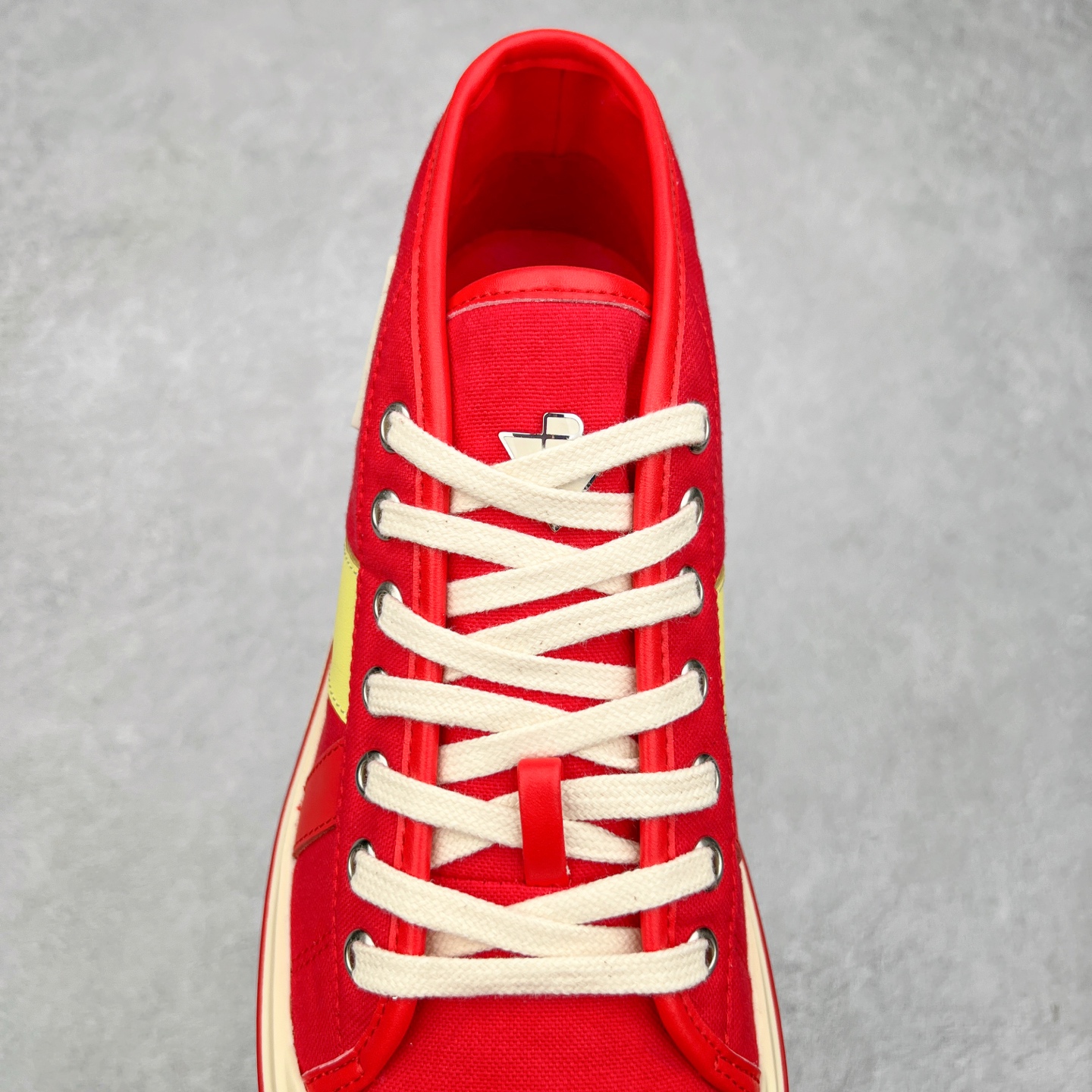 图片[5]-小红书爆款 BOTTEGA VENETA BV25ss 新款复古Eliot运动鞋上市即封神! BV全新的 Eliot 以复古篮球鞋为设计灵感，童趣 的色彩焕发青春活力!男女同款，可以做情侣鞋穿着哦整个鞋子透气舒适，帆布鞋面自重轻盈，鞋帮拼接处以柔软奢华的羊皮镶嵌包裹每只鞋边的红线均为手工绘画，更具品味与态度喔! 尺码：35 36 37 38 39 40-选品中心