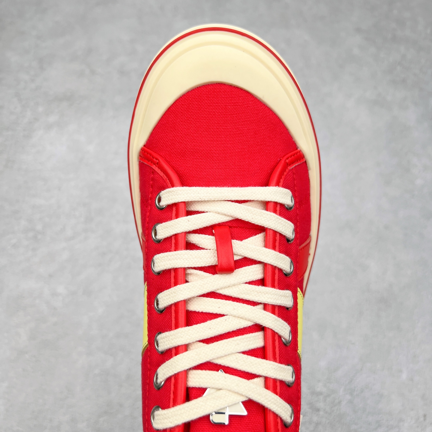 图片[4]-小红书爆款 BOTTEGA VENETA BV25ss 新款复古Eliot运动鞋上市即封神! BV全新的 Eliot 以复古篮球鞋为设计灵感，童趣 的色彩焕发青春活力!男女同款，可以做情侣鞋穿着哦整个鞋子透气舒适，帆布鞋面自重轻盈，鞋帮拼接处以柔软奢华的羊皮镶嵌包裹每只鞋边的红线均为手工绘画，更具品味与态度喔! 尺码：35 36 37 38 39 40-选品中心