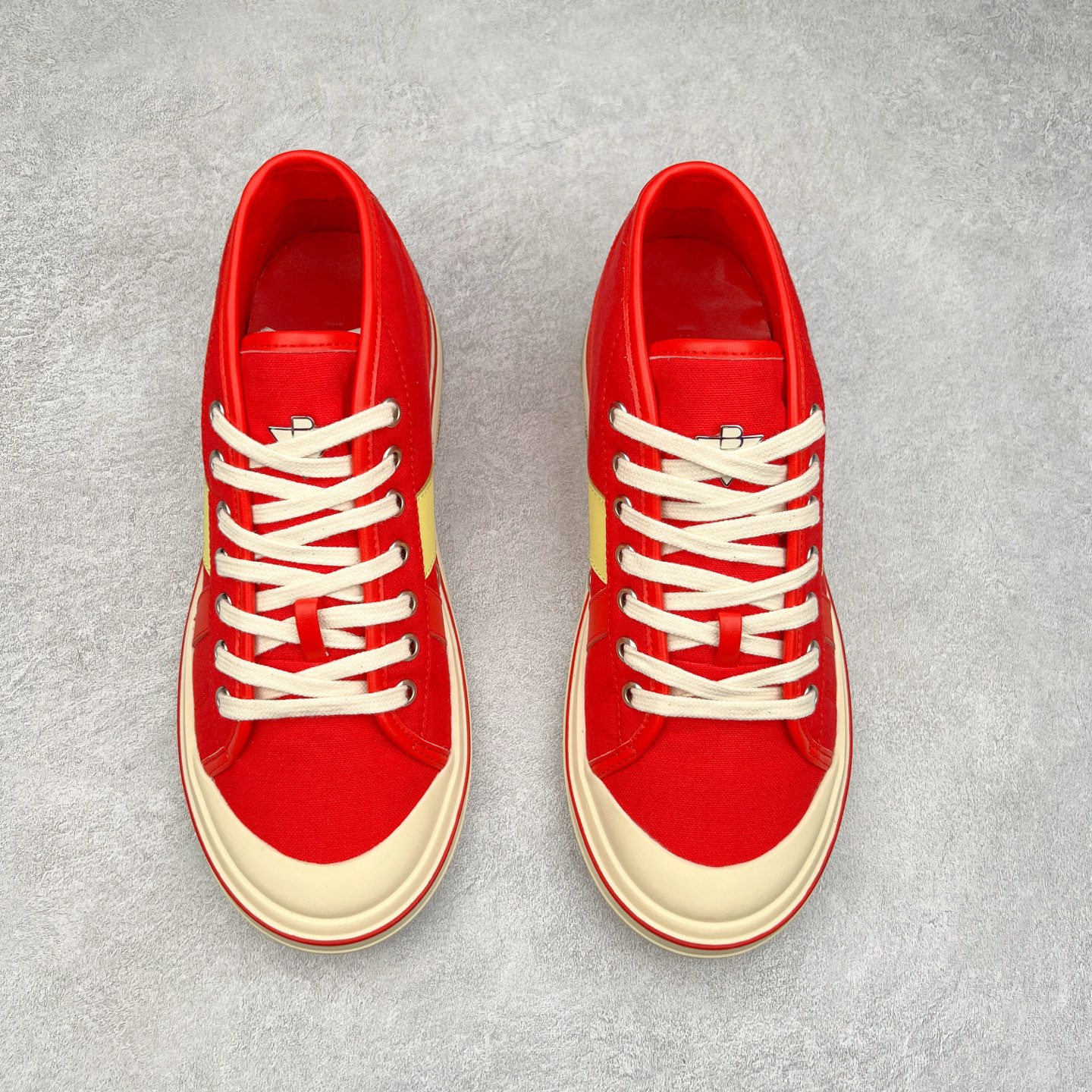 图片[2]-小红书爆款 BOTTEGA VENETA BV25ss 新款复古Eliot运动鞋上市即封神! BV全新的 Eliot 以复古篮球鞋为设计灵感，童趣 的色彩焕发青春活力!男女同款，可以做情侣鞋穿着哦整个鞋子透气舒适，帆布鞋面自重轻盈，鞋帮拼接处以柔软奢华的羊皮镶嵌包裹每只鞋边的红线均为手工绘画，更具品味与态度喔! 尺码：35 36 37 38 39 40-选品中心