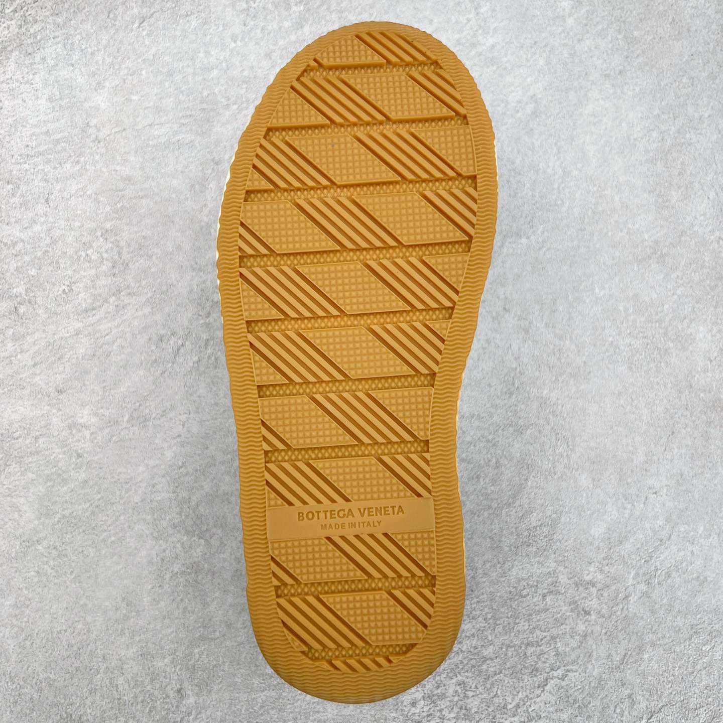 图片[9]-小红书爆款 BOTTEGA VENETA BV25ss 新款复古Eliot运动鞋上市即封神! BV全新的 Eliot 以复古篮球鞋为设计灵感，童趣 的色彩焕发青春活力!男女同款，可以做情侣鞋穿着哦整个鞋子透气舒适，帆布鞋面自重轻盈，鞋帮拼接处以柔软奢华的羊皮镶嵌包裹每只鞋边的红线均为手工绘画，更具品味与态度喔! 尺码：35 36 37 38 39 40-选品中心