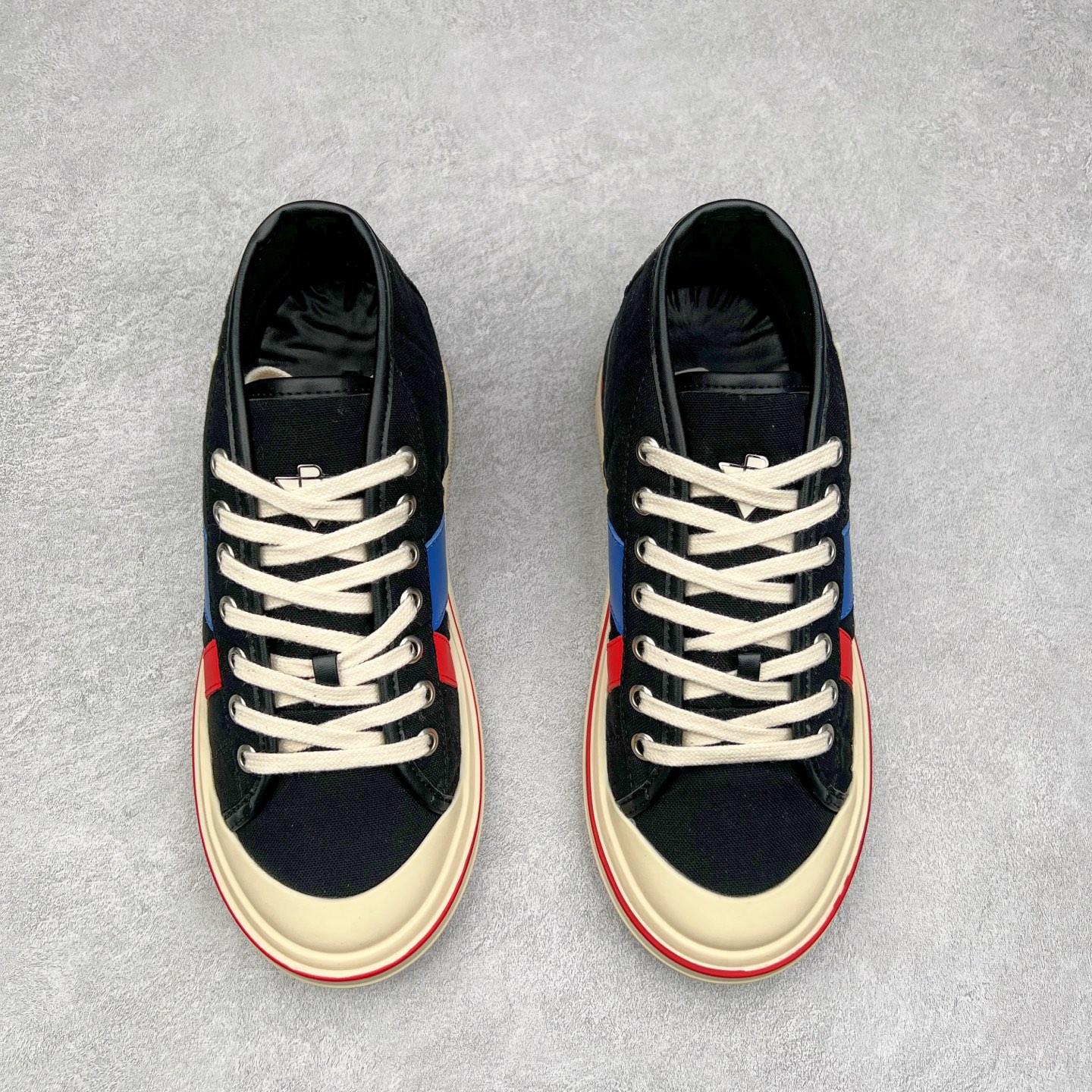 图片[2]-小红书爆款 BOTTEGA VENETA BV25ss 新款复古Eliot运动鞋上市即封神! BV全新的 Eliot 以复古篮球鞋为设计灵感，童趣 的色彩焕发青春活力!男女同款，可以做情侣鞋穿着哦整个鞋子透气舒适，帆布鞋面自重轻盈，鞋帮拼接处以柔软奢华的羊皮镶嵌包裹每只鞋边的红线均为手工绘画，更具品味与态度喔! 尺码：35 36 37 38 39 40-选品中心