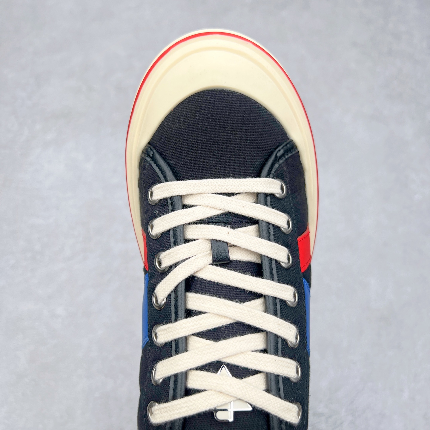 图片[4]-小红书爆款 BOTTEGA VENETA BV25ss 新款复古Eliot运动鞋上市即封神! BV全新的 Eliot 以复古篮球鞋为设计灵感，童趣 的色彩焕发青春活力!男女同款，可以做情侣鞋穿着哦整个鞋子透气舒适，帆布鞋面自重轻盈，鞋帮拼接处以柔软奢华的羊皮镶嵌包裹每只鞋边的红线均为手工绘画，更具品味与态度喔! 尺码：35 36 37 38 39 40-选品中心