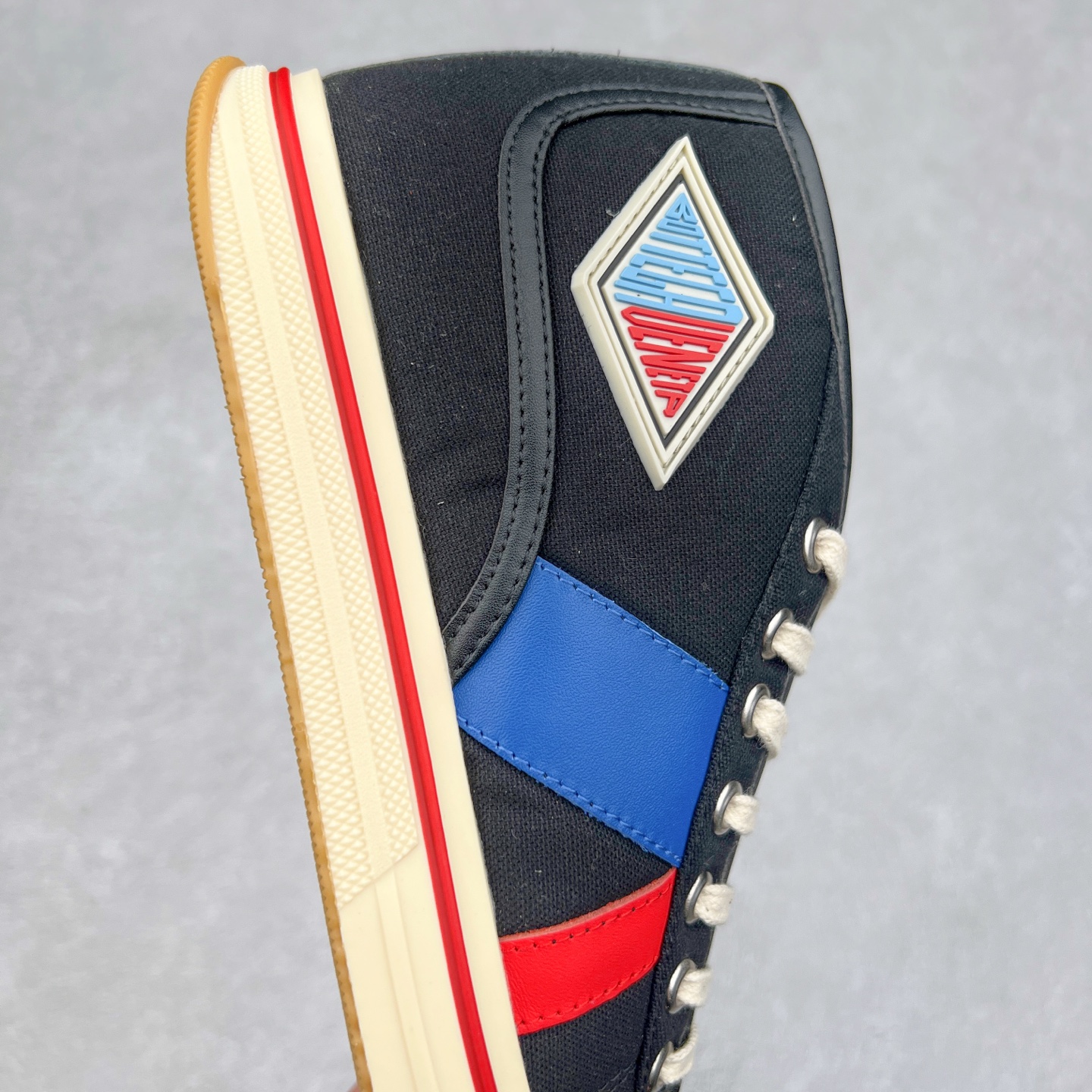 图片[6]-小红书爆款 BOTTEGA VENETA BV25ss 新款复古Eliot运动鞋上市即封神! BV全新的 Eliot 以复古篮球鞋为设计灵感，童趣 的色彩焕发青春活力!男女同款，可以做情侣鞋穿着哦整个鞋子透气舒适，帆布鞋面自重轻盈，鞋帮拼接处以柔软奢华的羊皮镶嵌包裹每只鞋边的红线均为手工绘画，更具品味与态度喔! 尺码：35 36 37 38 39 40-选品中心