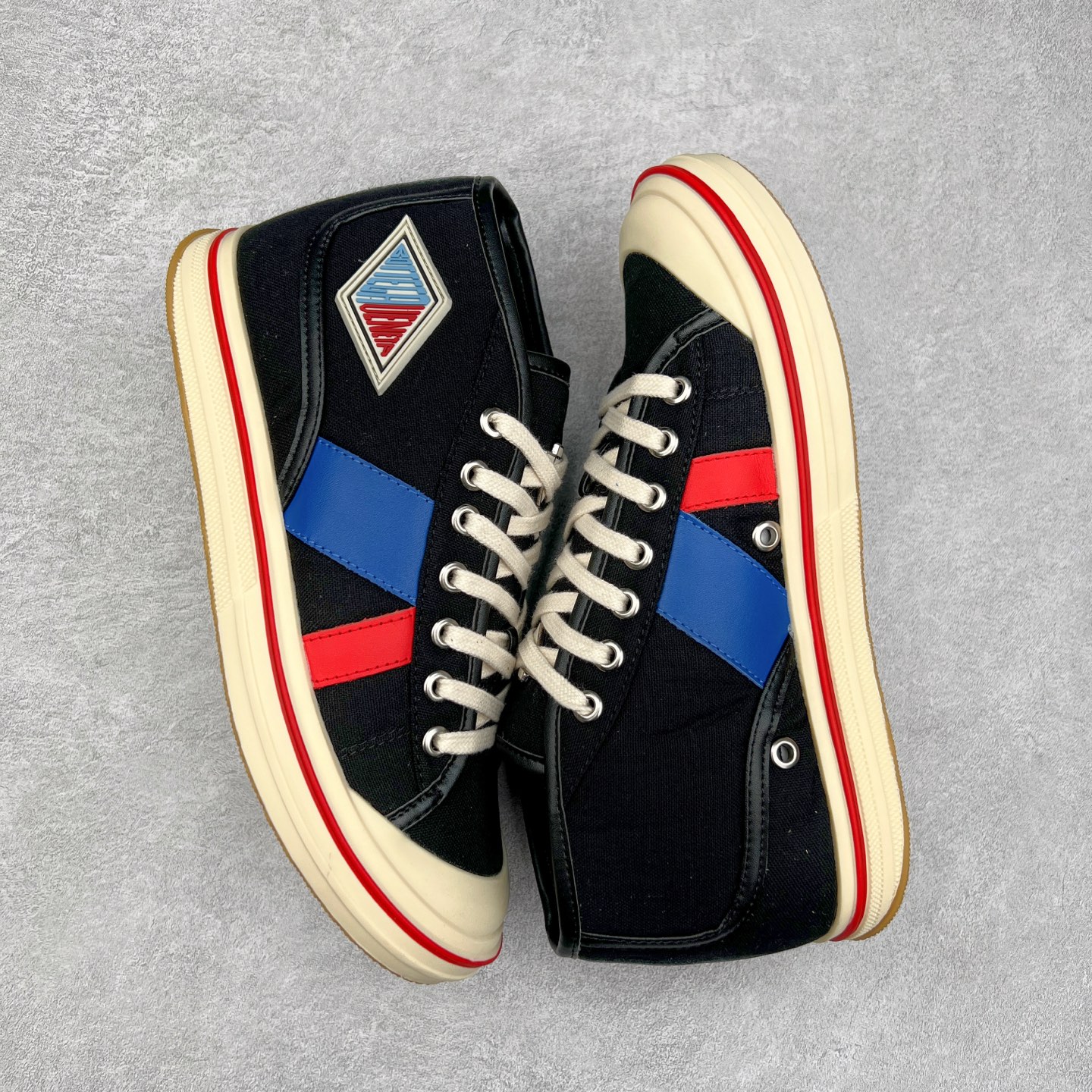 图片[3]-小红书爆款 BOTTEGA VENETA BV25ss 新款复古Eliot运动鞋上市即封神! BV全新的 Eliot 以复古篮球鞋为设计灵感，童趣 的色彩焕发青春活力!男女同款，可以做情侣鞋穿着哦整个鞋子透气舒适，帆布鞋面自重轻盈，鞋帮拼接处以柔软奢华的羊皮镶嵌包裹每只鞋边的红线均为手工绘画，更具品味与态度喔! 尺码：35 36 37 38 39 40-选品中心