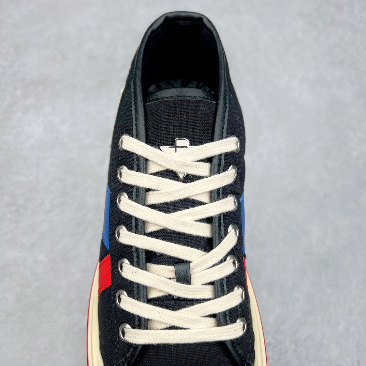 图片[5]-小红书爆款 BOTTEGA VENETA BV25ss 新款复古Eliot运动鞋上市即封神! BV全新的 Eliot 以复古篮球鞋为设计灵感，童趣 的色彩焕发青春活力!男女同款，可以做情侣鞋穿着哦整个鞋子透气舒适，帆布鞋面自重轻盈，鞋帮拼接处以柔软奢华的羊皮镶嵌包裹每只鞋边的红线均为手工绘画，更具品味与态度喔! 尺码：35 36 37 38 39 40-选品中心