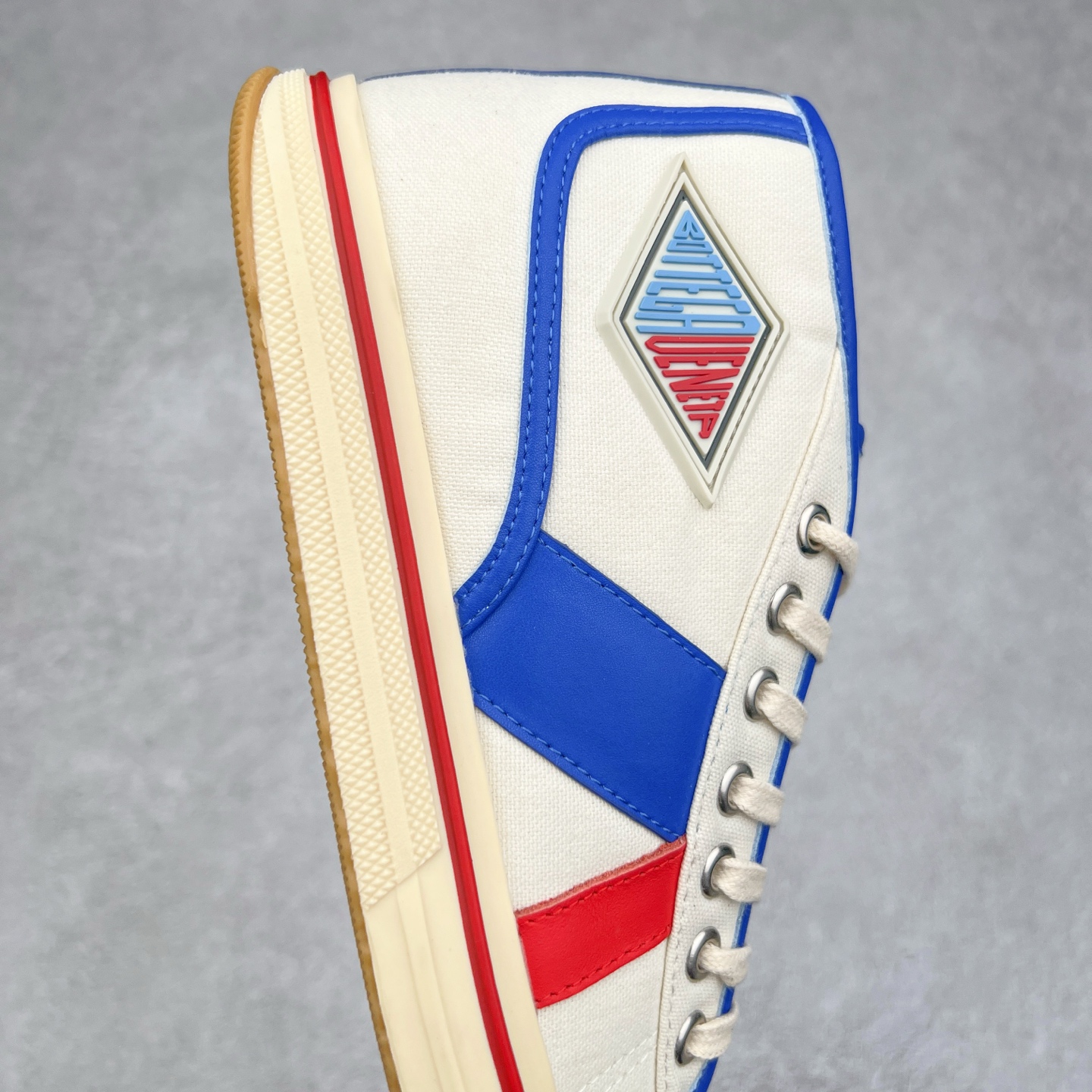 图片[7]-小红书爆款 BOTTEGA VENETA BV25ss 新款复古Eliot运动鞋上市即封神! BV全新的 Eliot 以复古篮球鞋为设计灵感，童趣 的色彩焕发青春活力!男女同款，可以做情侣鞋穿着哦整个鞋子透气舒适，帆布鞋面自重轻盈，鞋帮拼接处以柔软奢华的羊皮镶嵌包裹每只鞋边的红线均为手工绘画，更具品味与态度喔! 尺码：35 36 37 38 39 40-选品中心